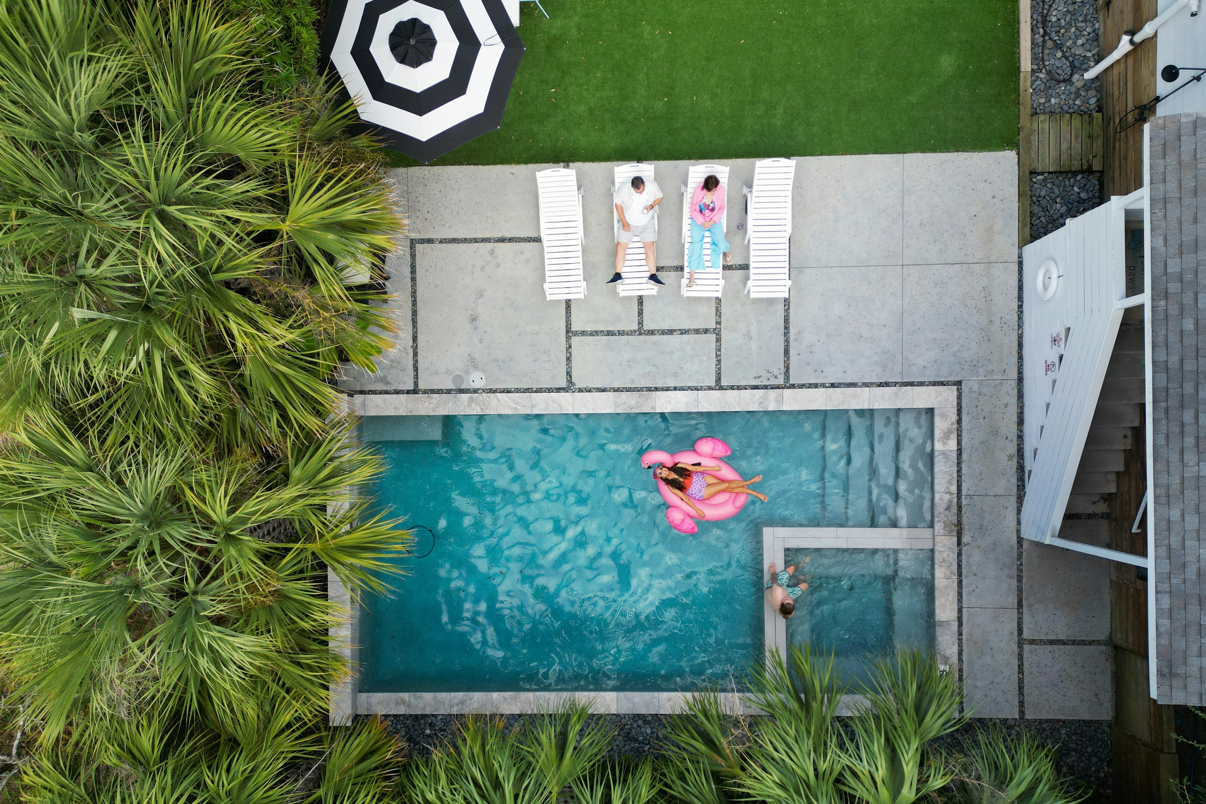 Recently updated bungalow w/pool & spa - dog friendly, short walk to beach