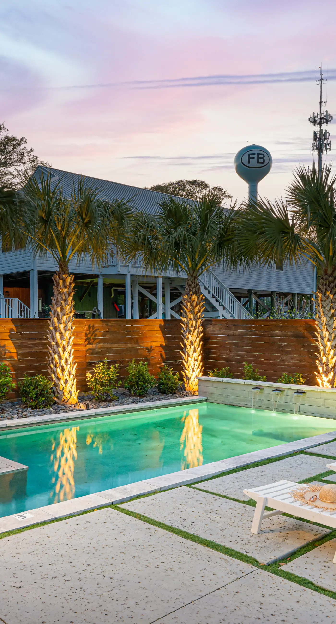 Recently updated bungalow w/pool & spa - dog friendly, short walk to beach