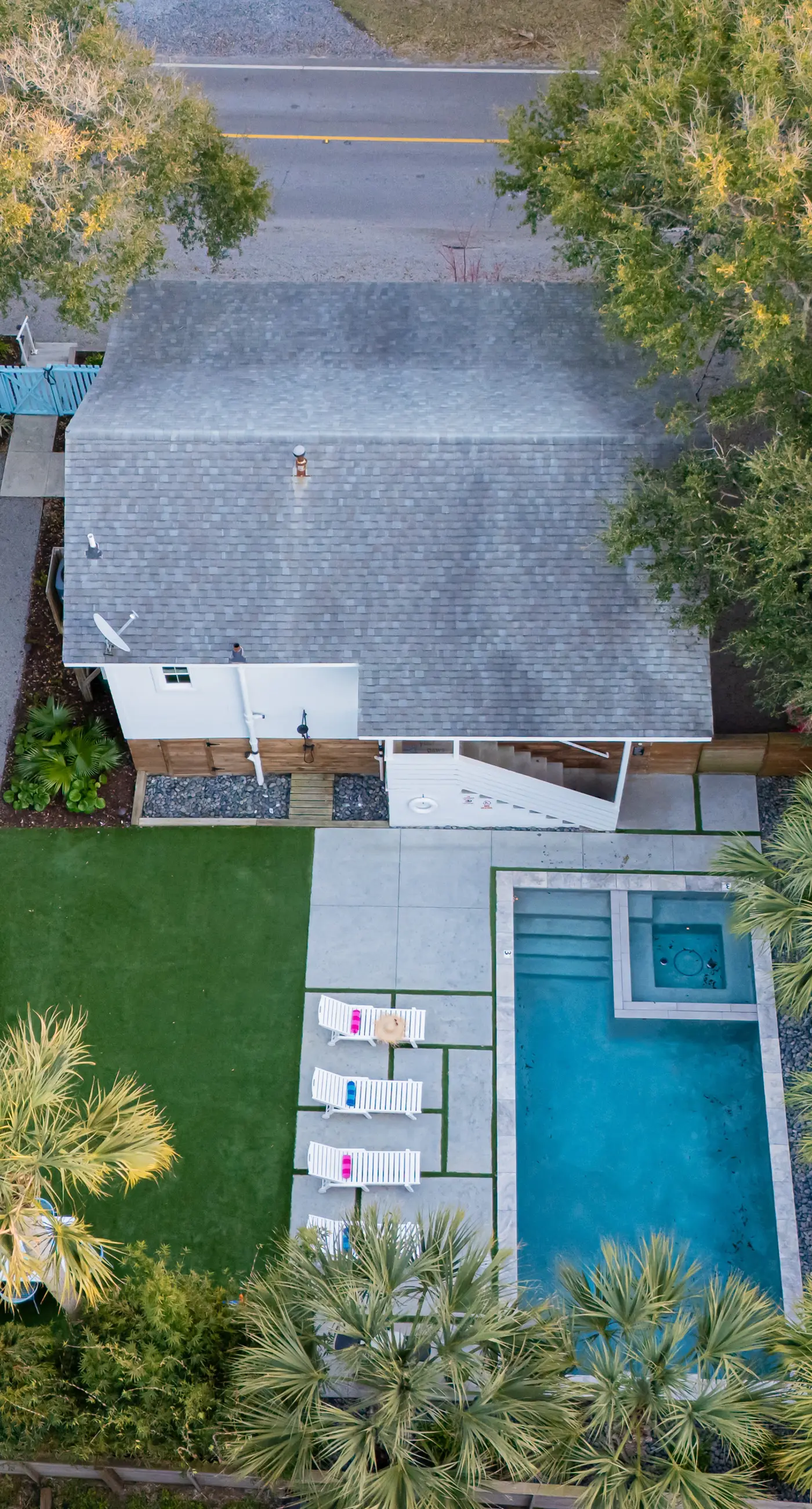 Recently updated bungalow w/pool & spa - dog friendly, short walk to beach
