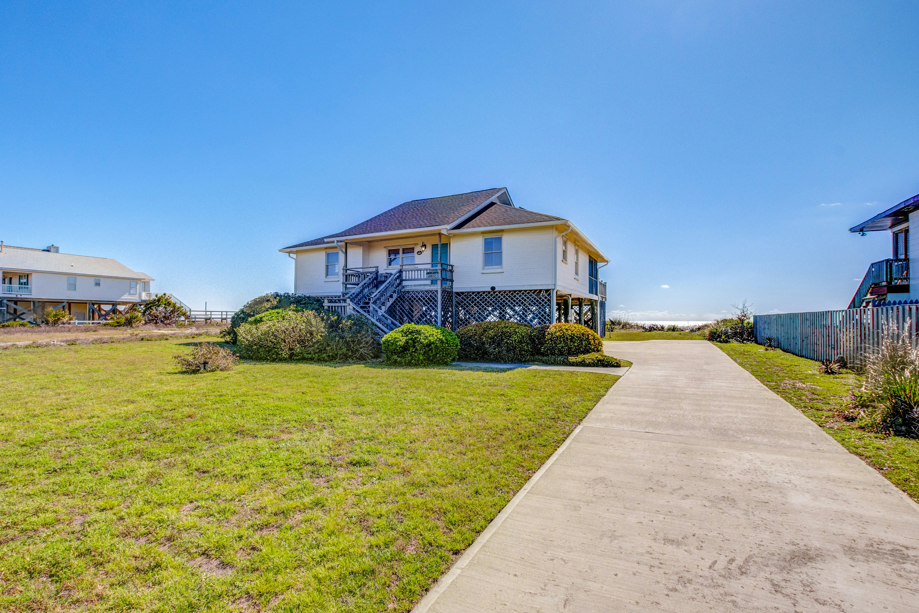 Stylish Oceanfront Home in a Great Location with WiFi & a Wood-Burning Fireplace