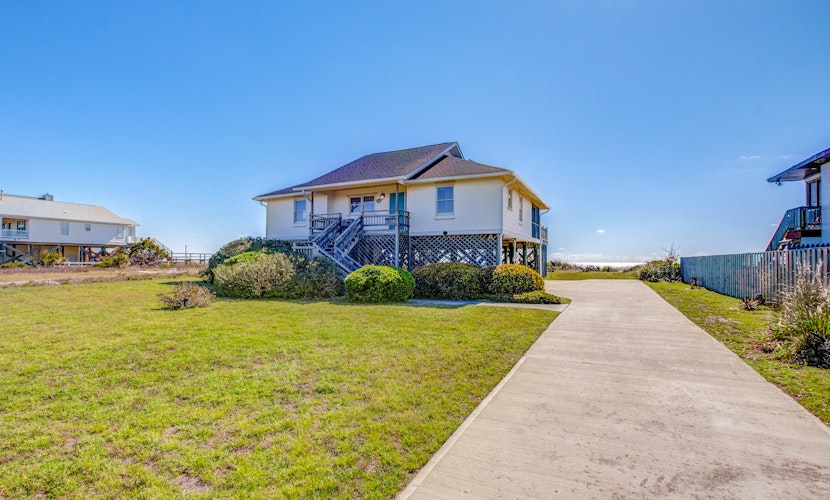 Stylish Oceanfront Home in a Great Location with WiFi & a Wood-Burning Fireplace