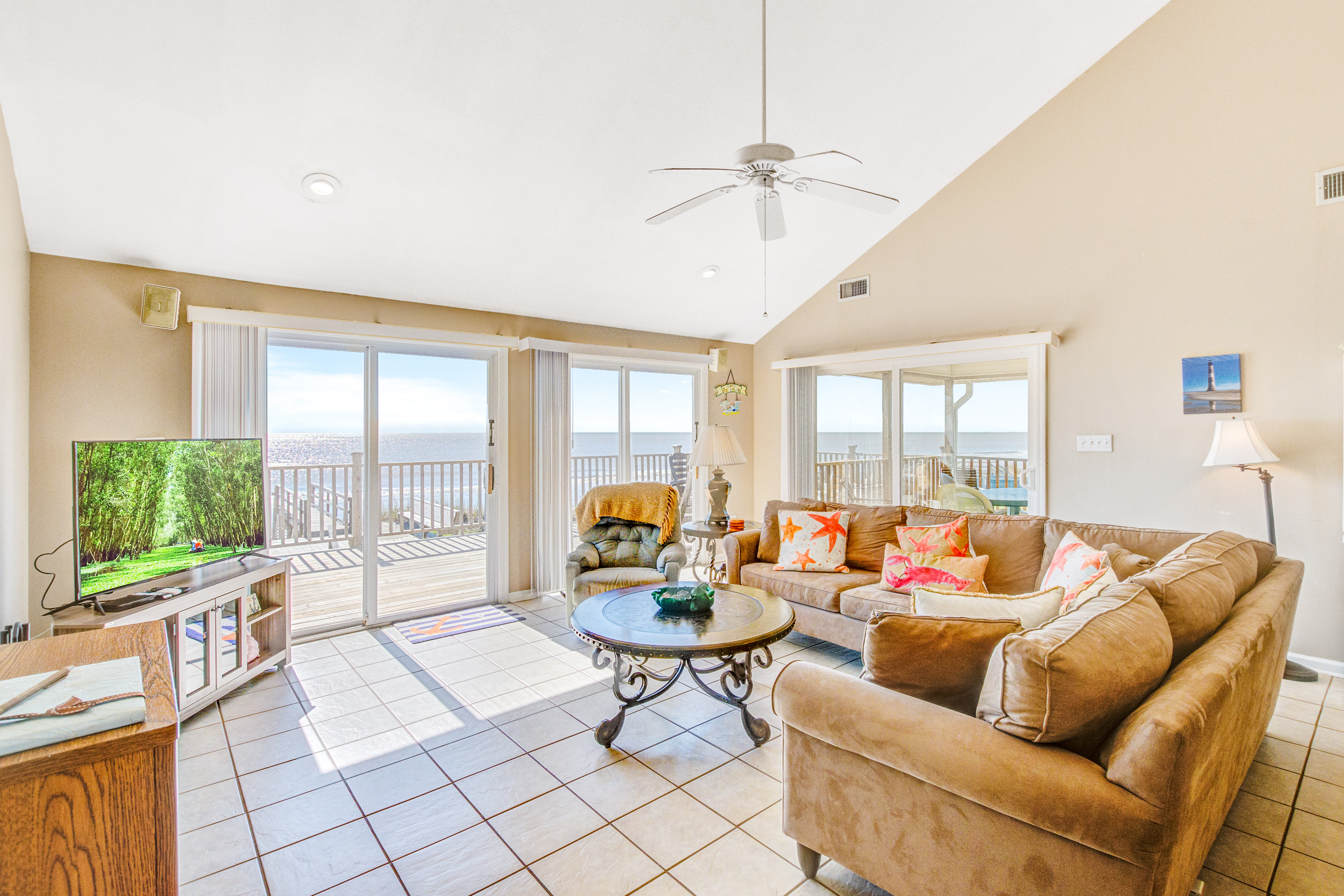 Stylish Oceanfront Home in a Great Location with WiFi & a Wood-Burning Fireplace