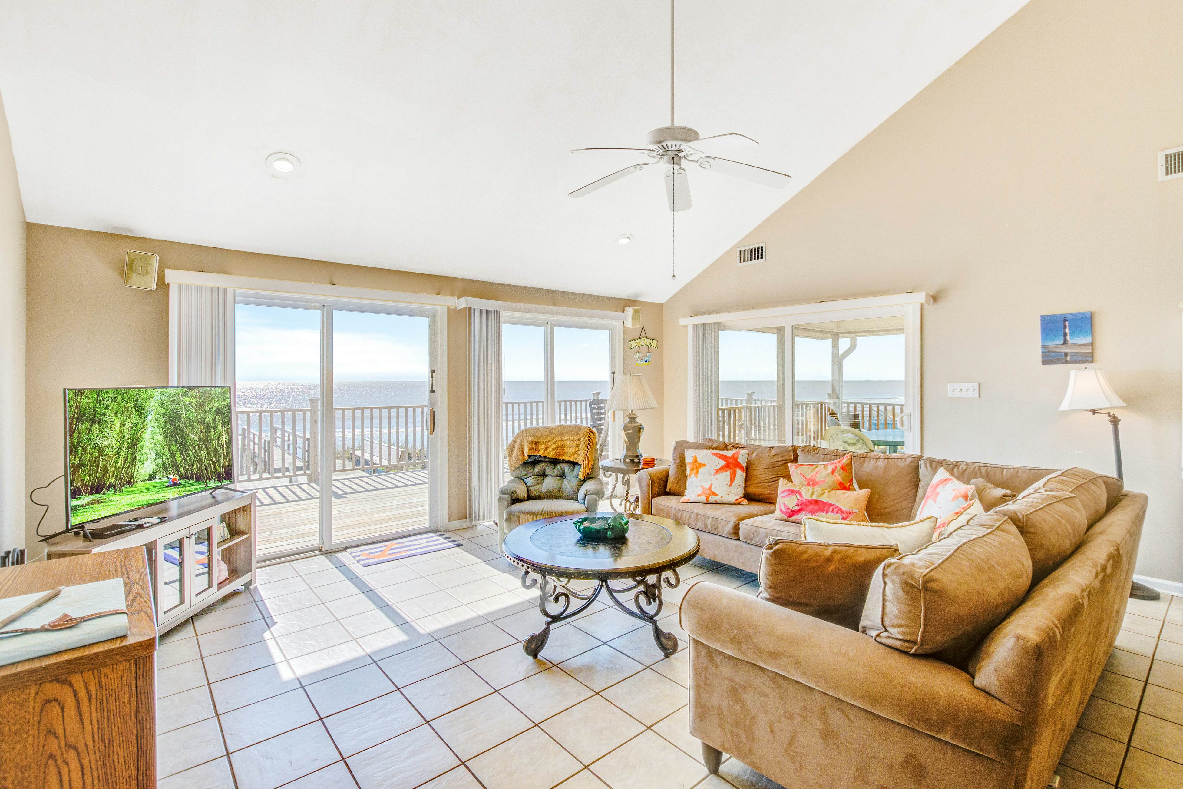 Stylish Oceanfront Home in a Great Location with WiFi & a Wood-Burning Fireplace