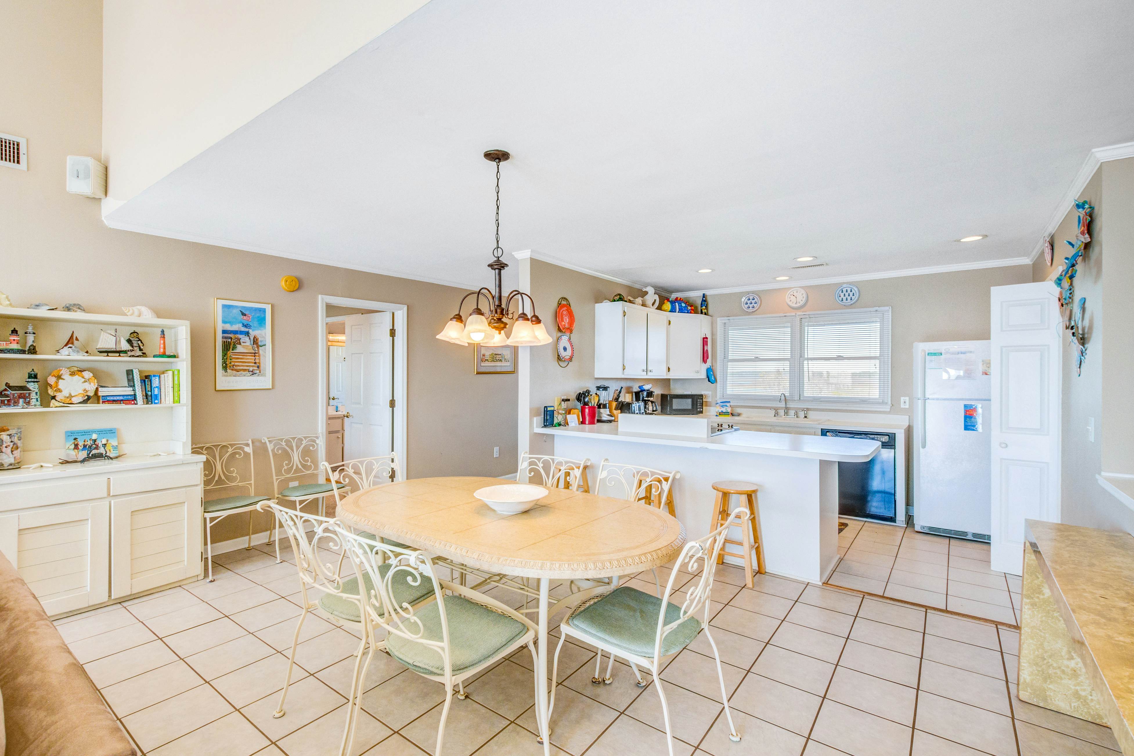 Stylish Oceanfront Home in a Great Location with WiFi & a Wood-Burning Fireplace
