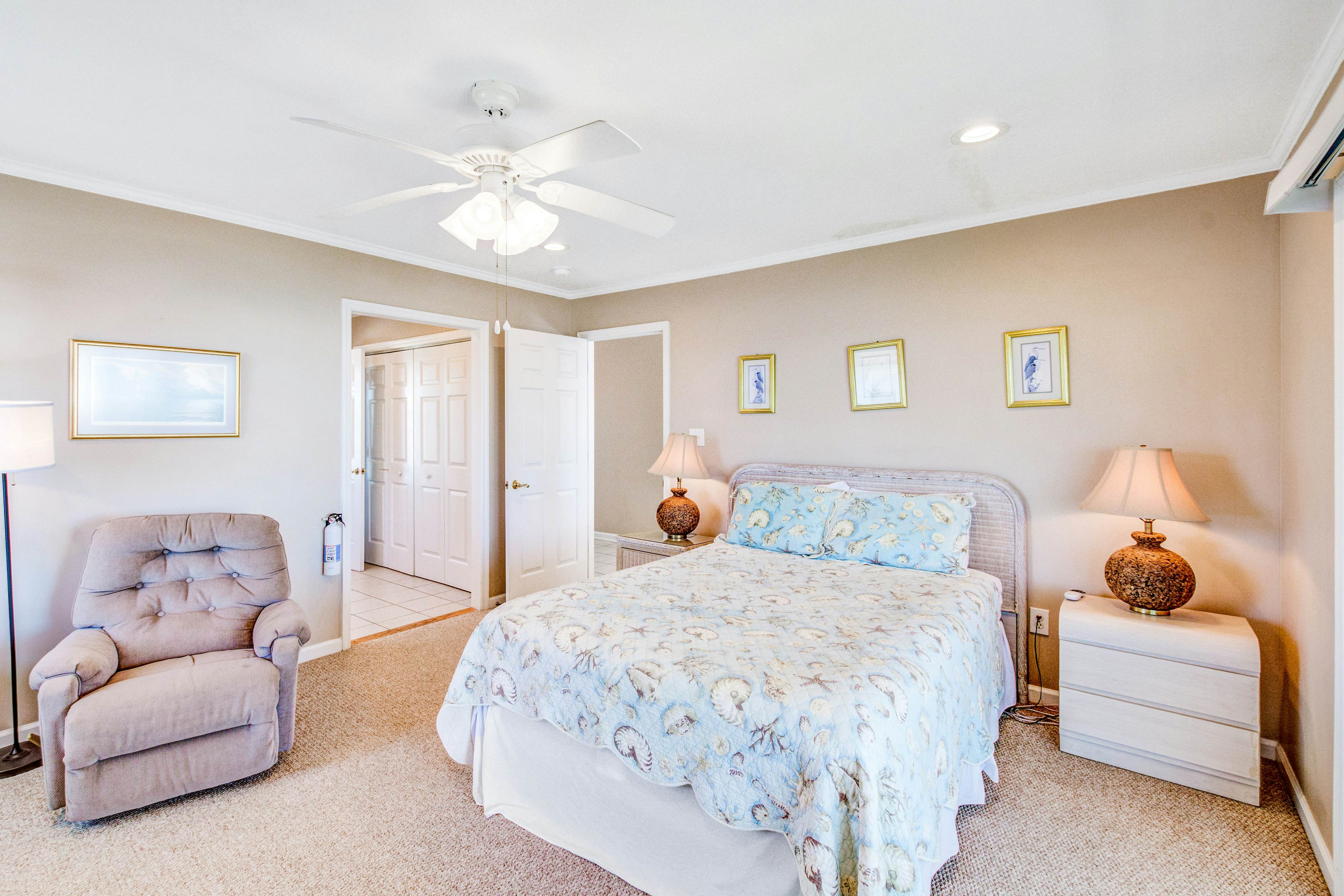 Stylish Oceanfront Home in a Great Location with WiFi & a Wood-Burning Fireplace