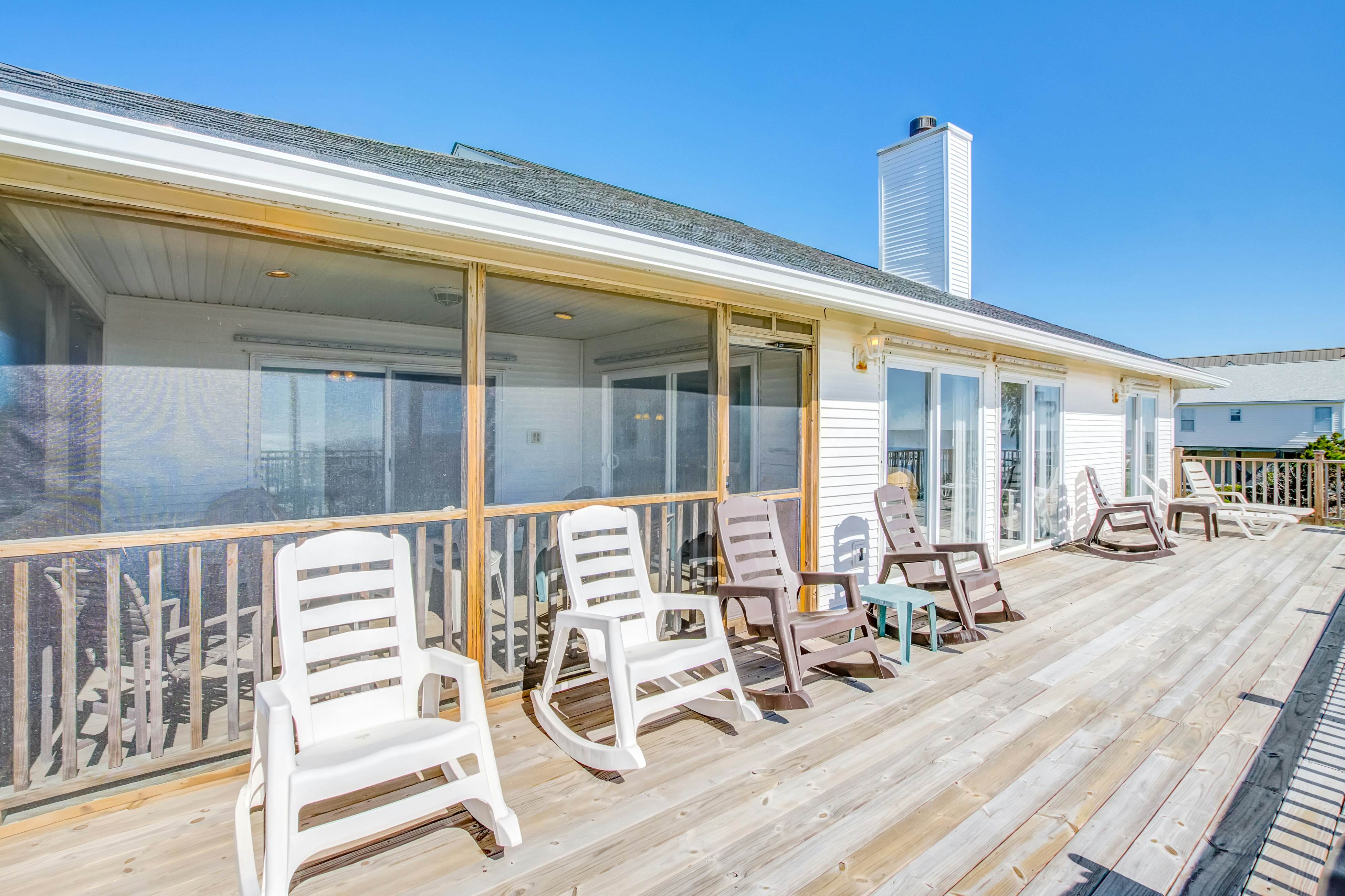 Stylish Oceanfront Home in a Great Location with WiFi & a Wood-Burning Fireplace