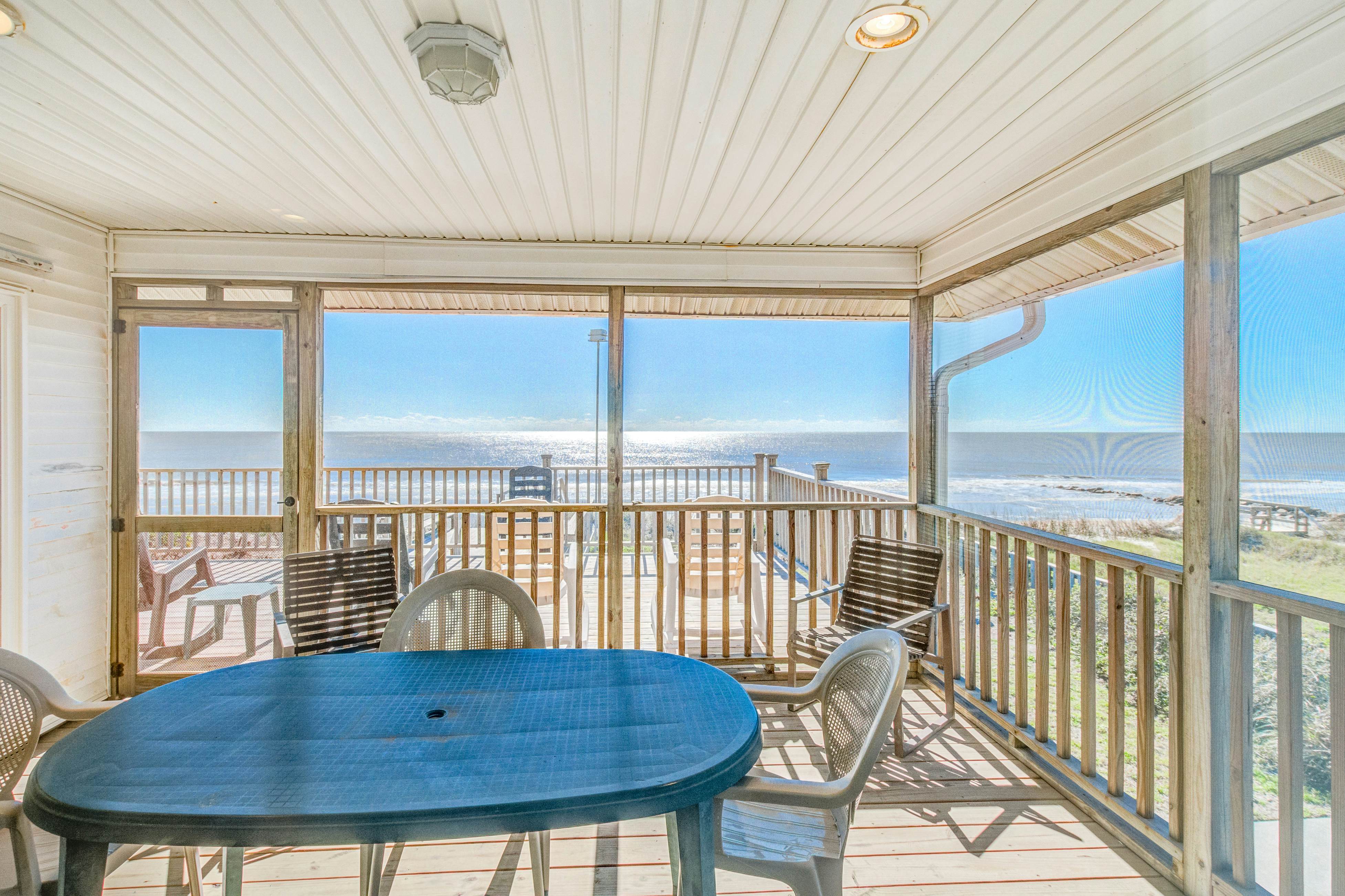 Stylish Oceanfront Home in a Great Location with WiFi & a Wood-Burning Fireplace