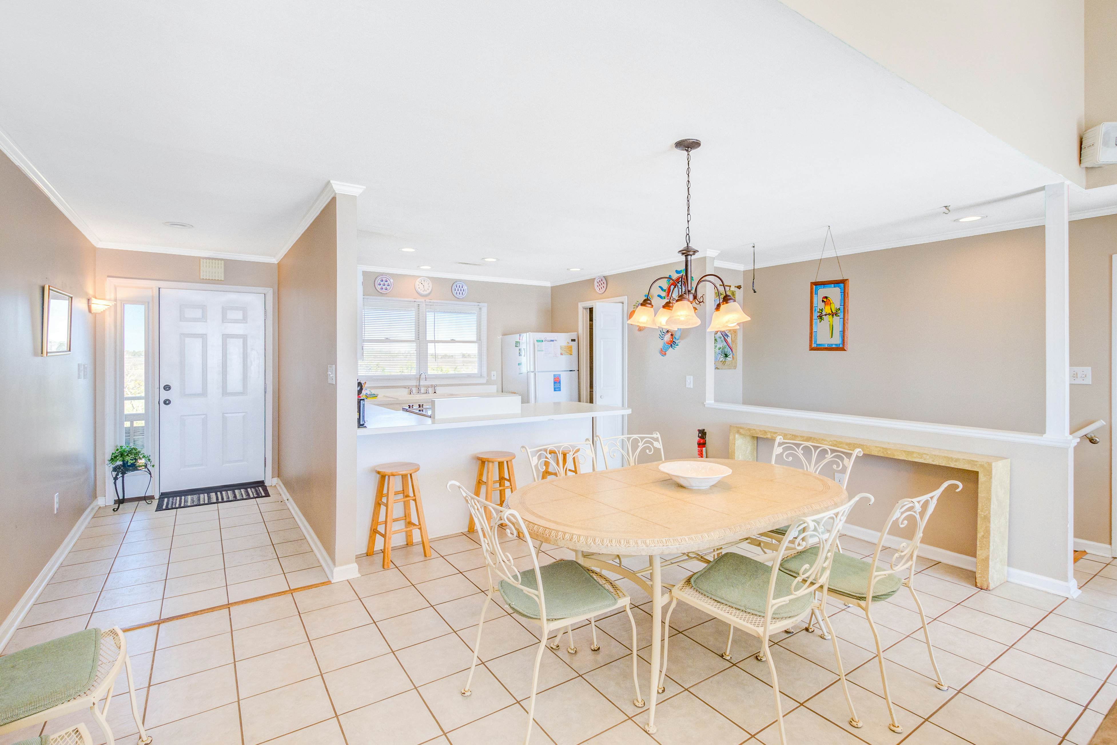 Stylish Oceanfront Home in a Great Location with WiFi & a Wood-Burning Fireplace