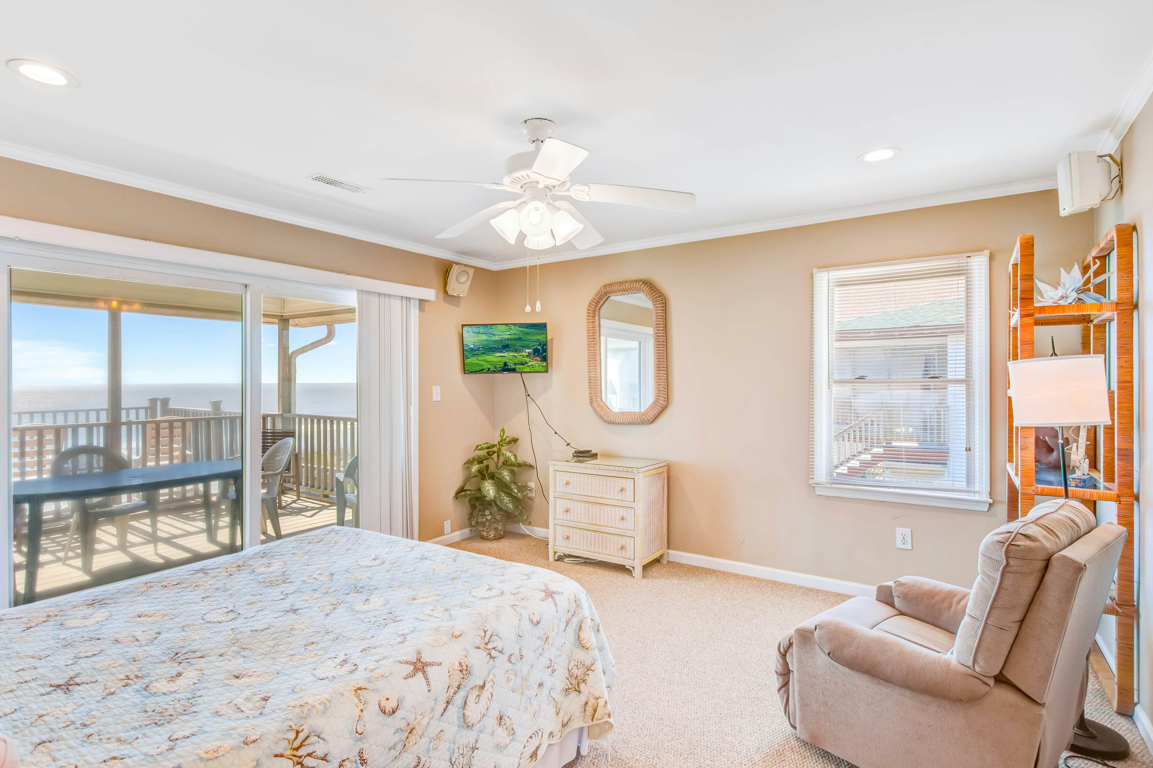 Stylish Oceanfront Home in a Great Location with WiFi & a Wood-Burning Fireplace