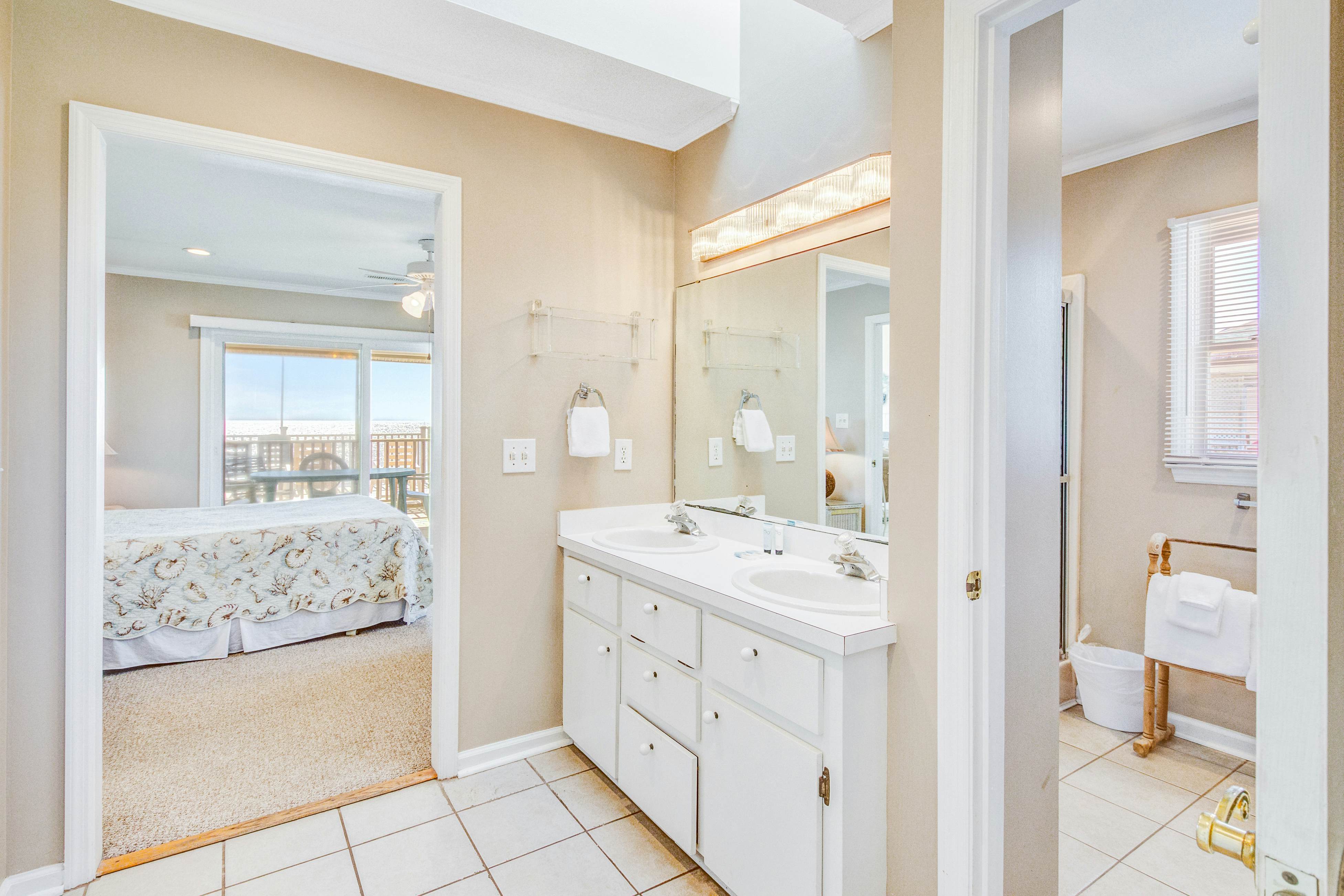 Stylish Oceanfront Home in a Great Location with WiFi & a Wood-Burning Fireplace