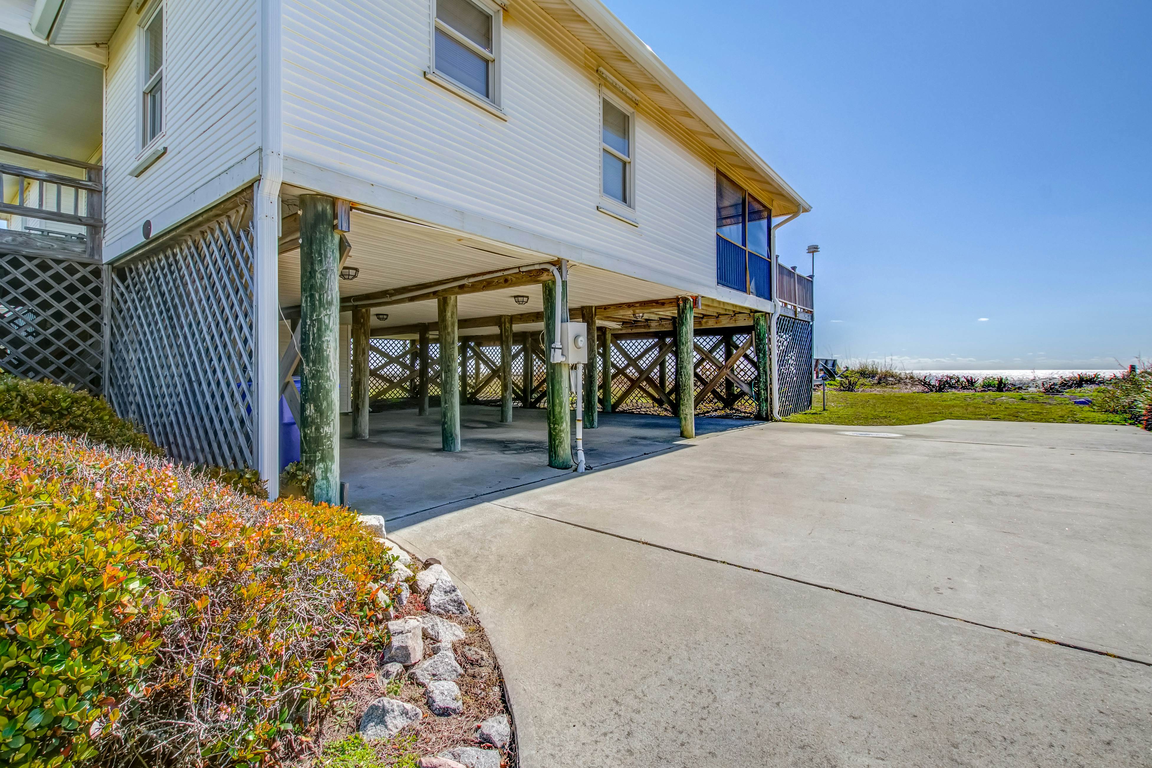 Stylish Oceanfront Home in a Great Location with WiFi & a Wood-Burning Fireplace