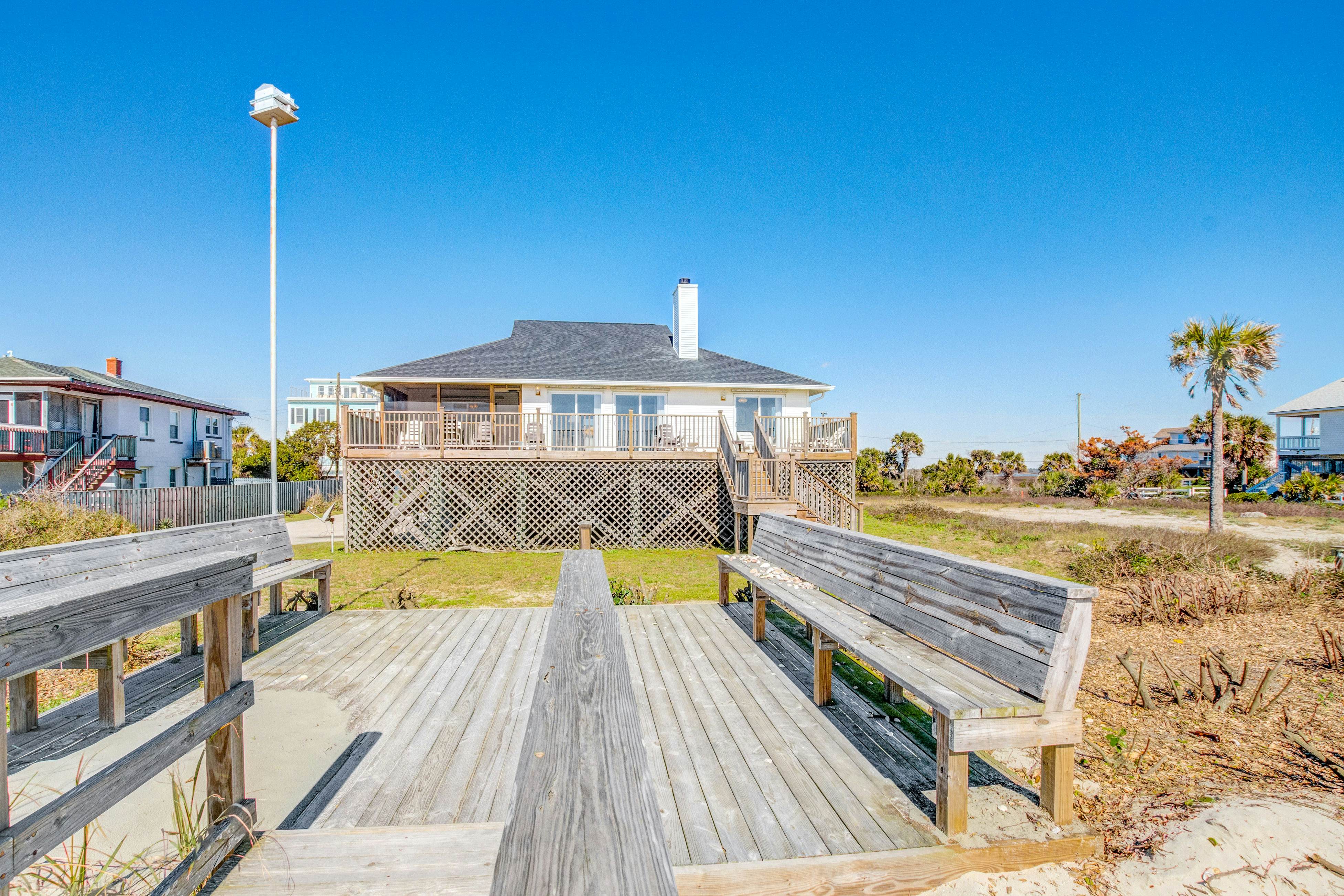 Stylish Oceanfront Home in a Great Location with WiFi & a Wood-Burning Fireplace