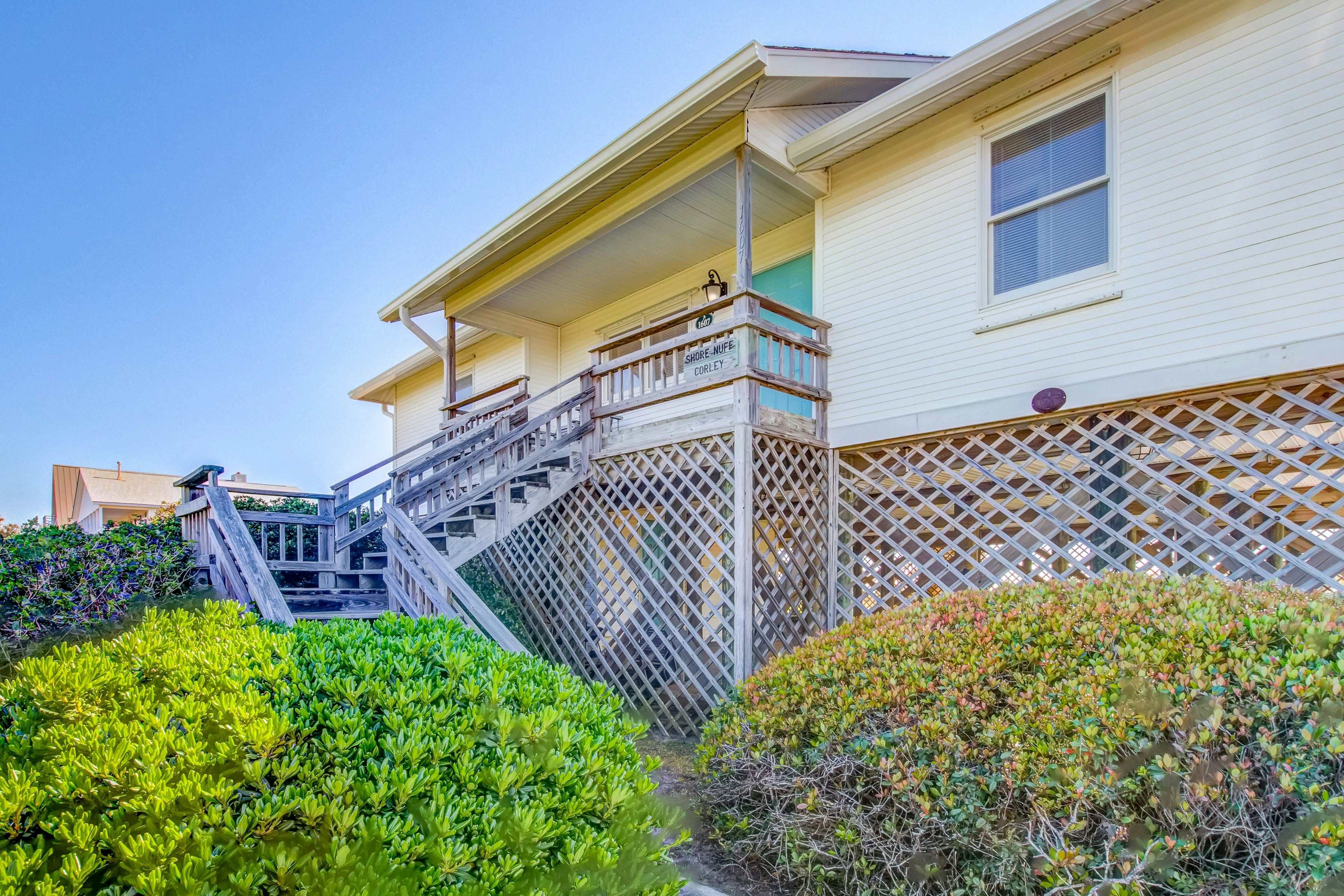 Stylish Oceanfront Home in a Great Location with WiFi & a Wood-Burning Fireplace