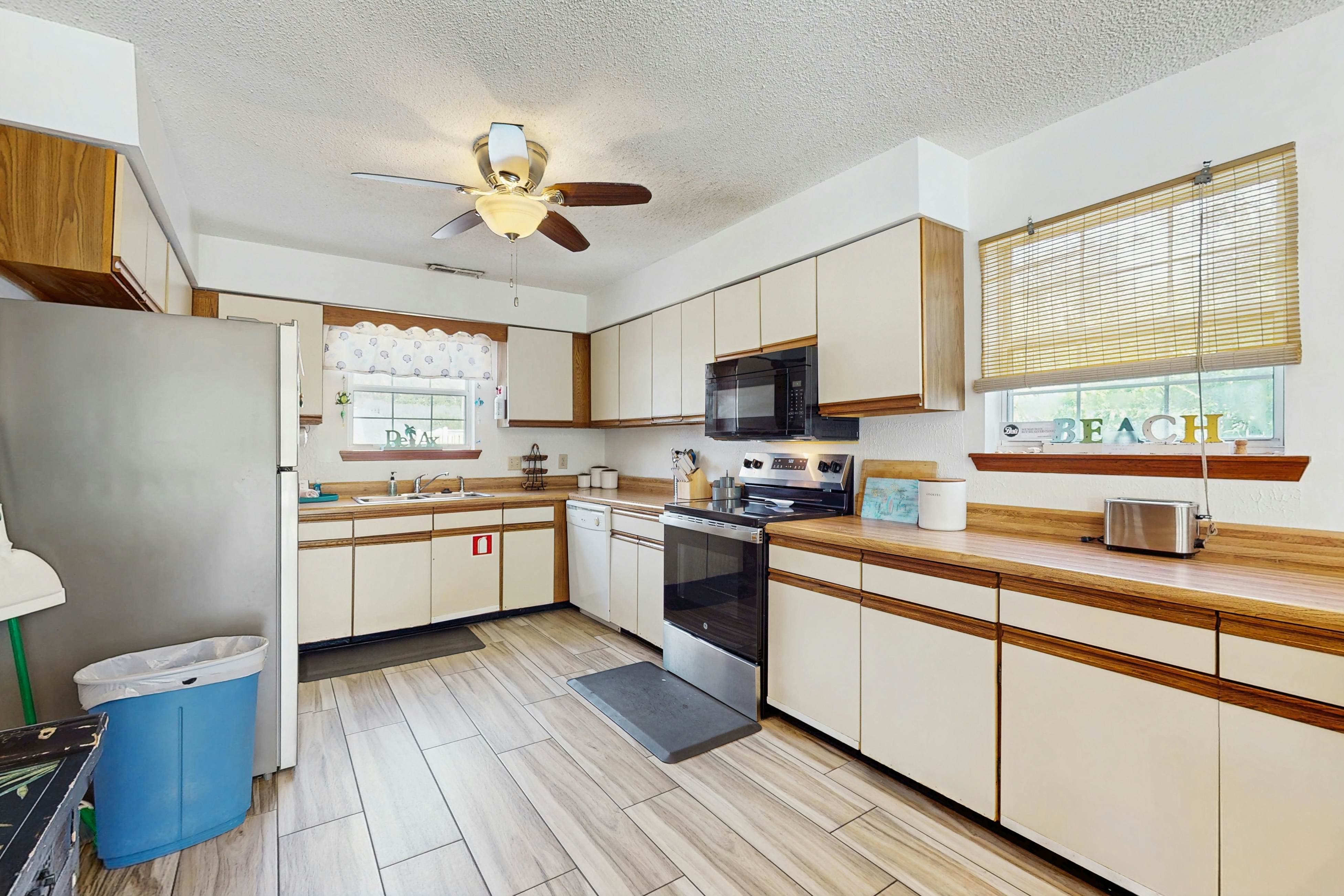 Dog-Friendly Beach Home w/ Free WiFi & Private Washer/Dryer - Near Beach & Pier