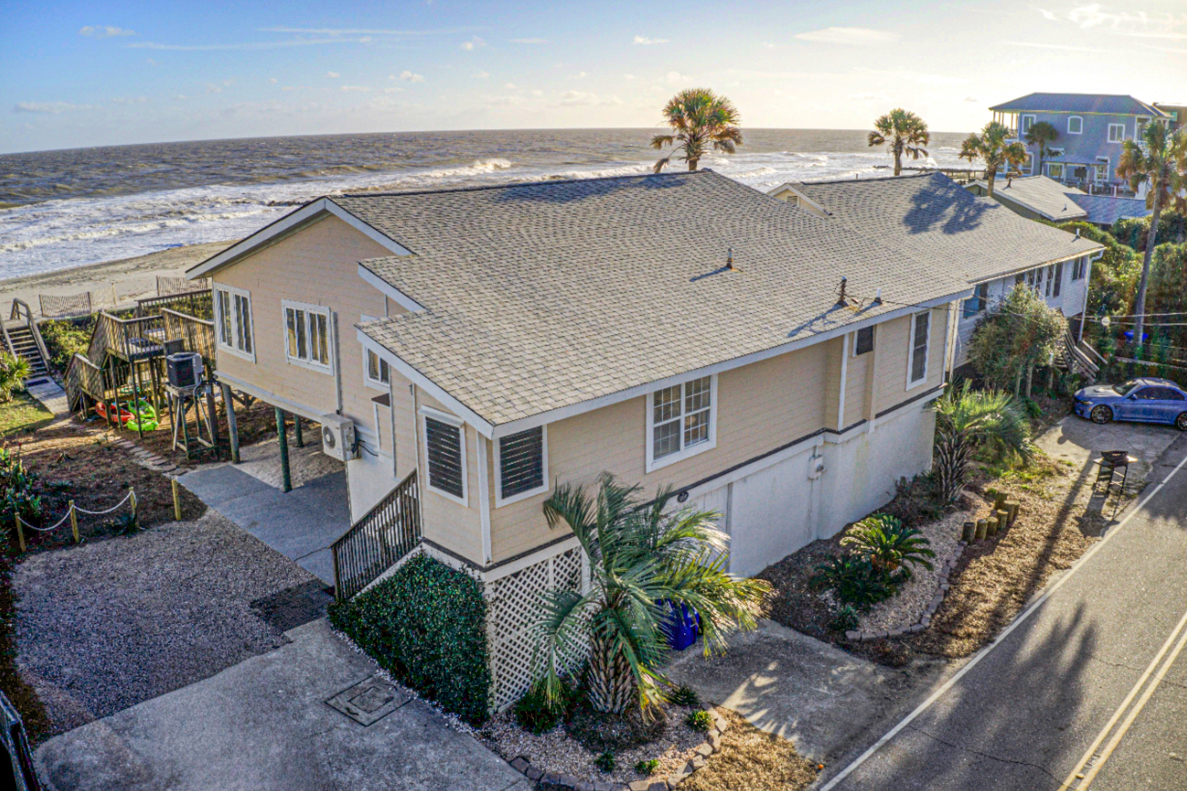 Recently updatedDog-friendly oceanfront home, lots of deck space & game room