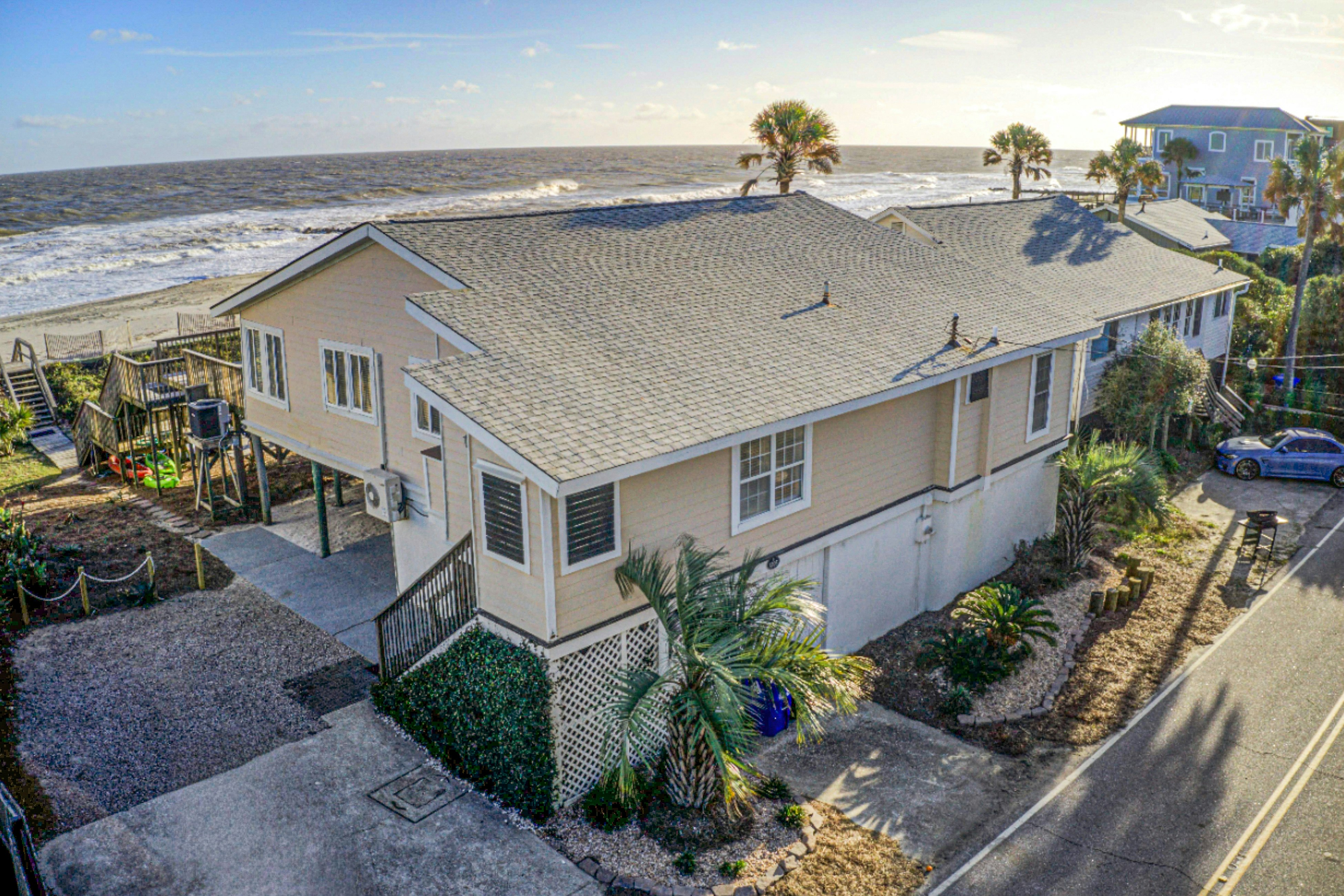 Recently updatedDog-friendly oceanfront home, lots of deck space & game room