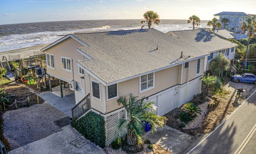 Recently updatedDog-friendly oceanfront home, lots of deck space & game room
