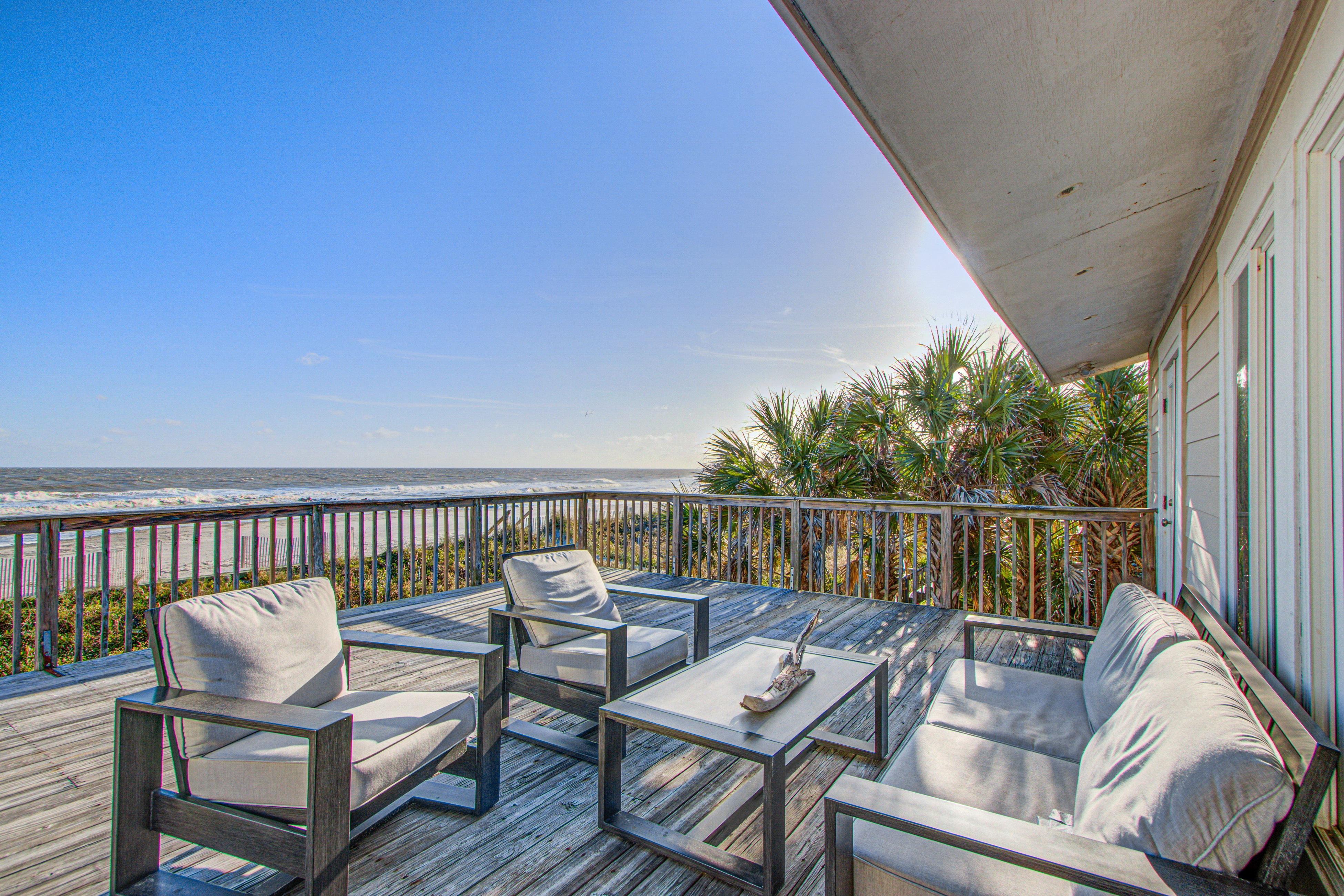 Recently updatedDog-friendly oceanfront home, lots of deck space & game room