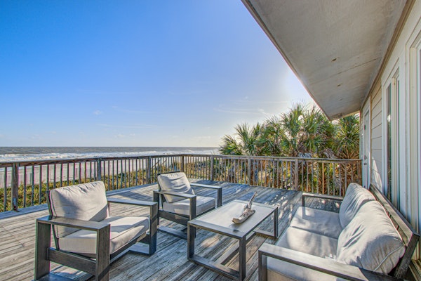 Recently updatedDog-friendly oceanfront home, lots of deck space & game room