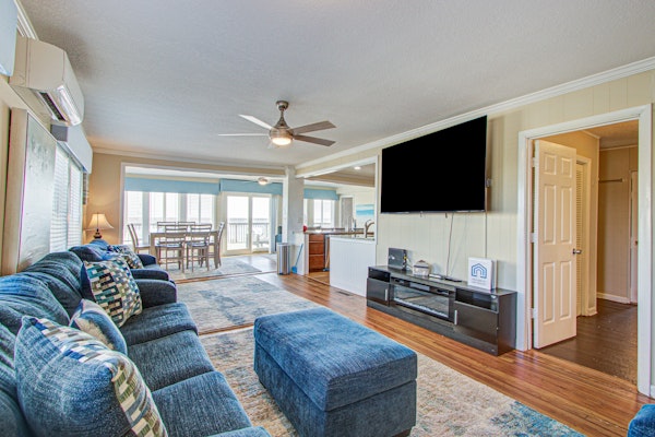 Recently updatedDog-friendly oceanfront home, lots of deck space & game room