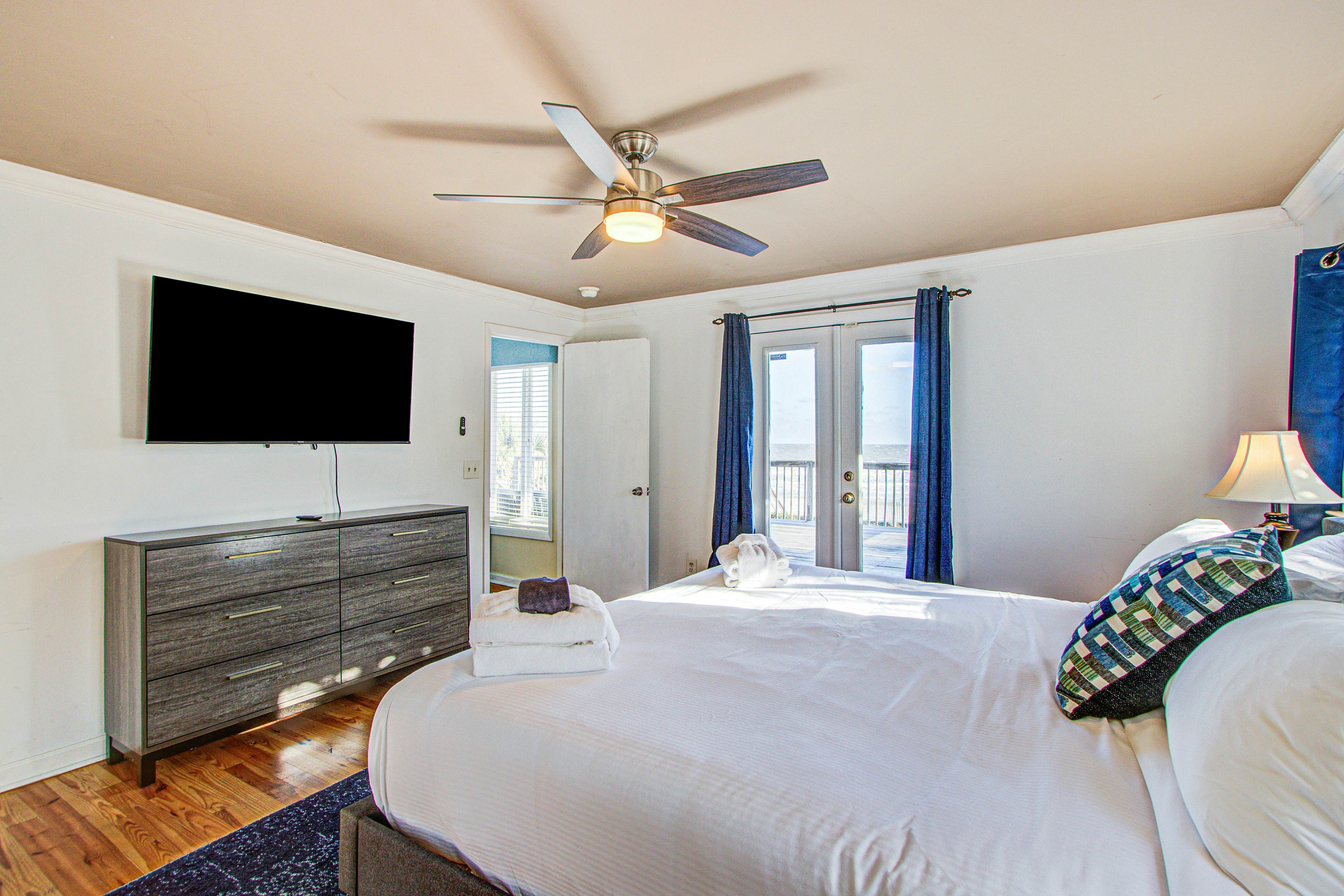 Recently updatedDog-friendly oceanfront home, lots of deck space & game room