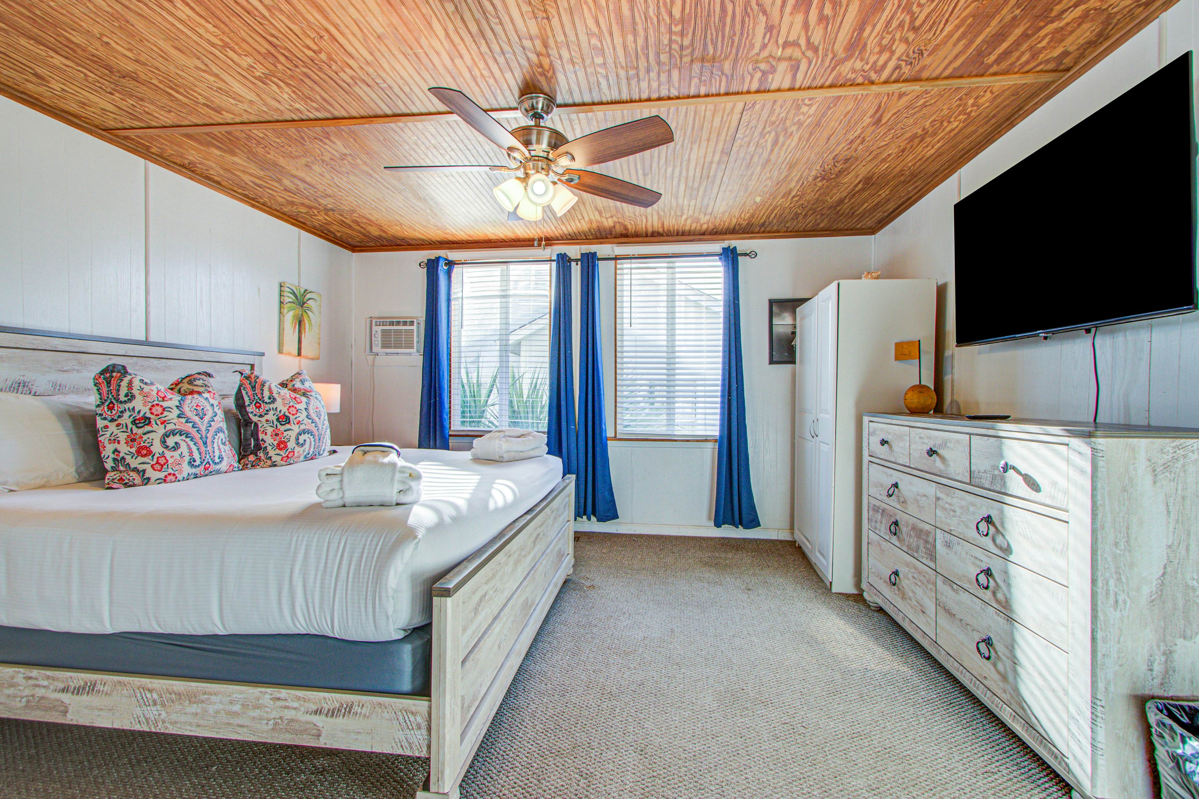 Recently updatedDog-friendly oceanfront home, lots of deck space & game room