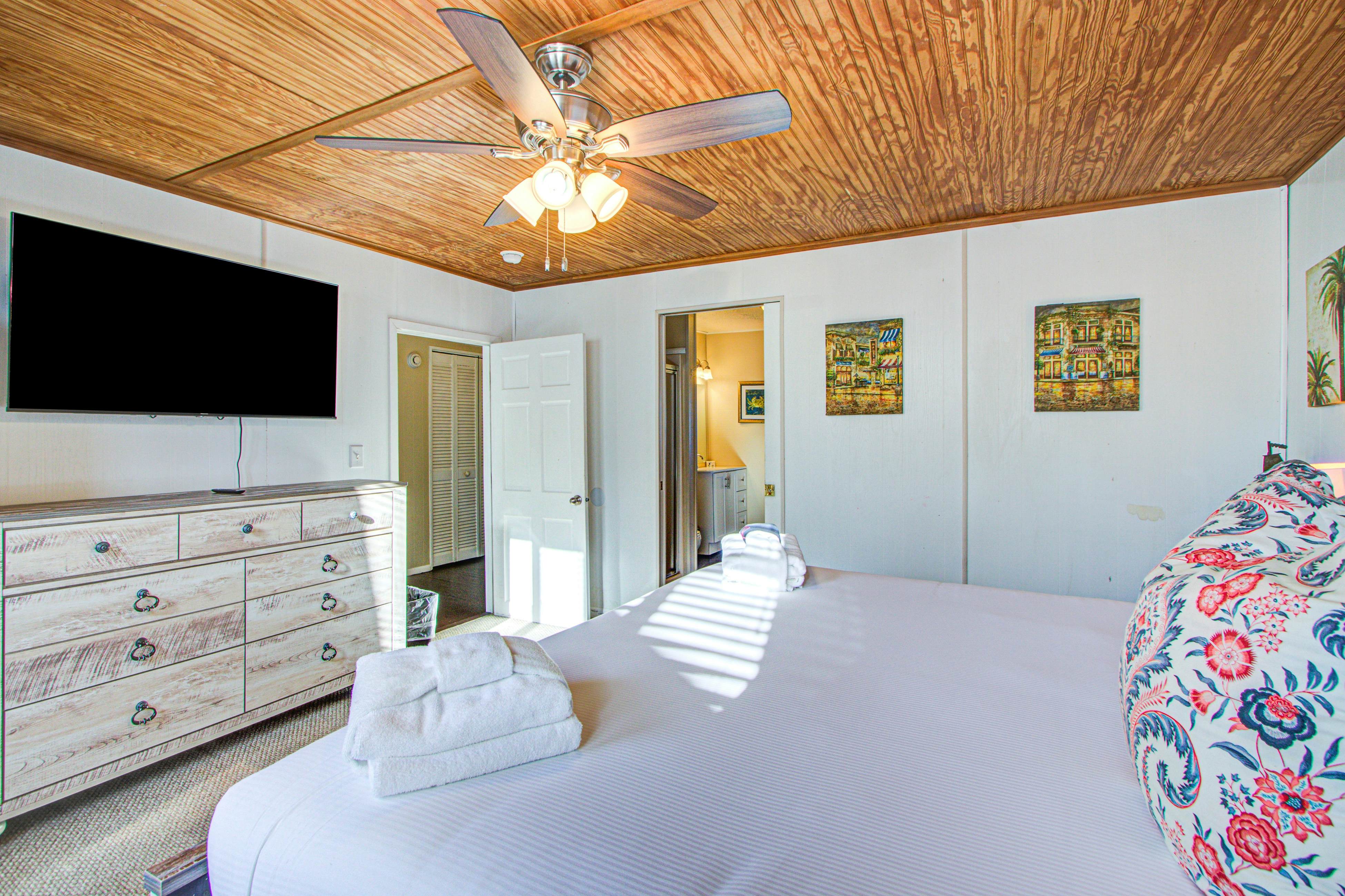 Recently updatedDog-friendly oceanfront home, lots of deck space & game room