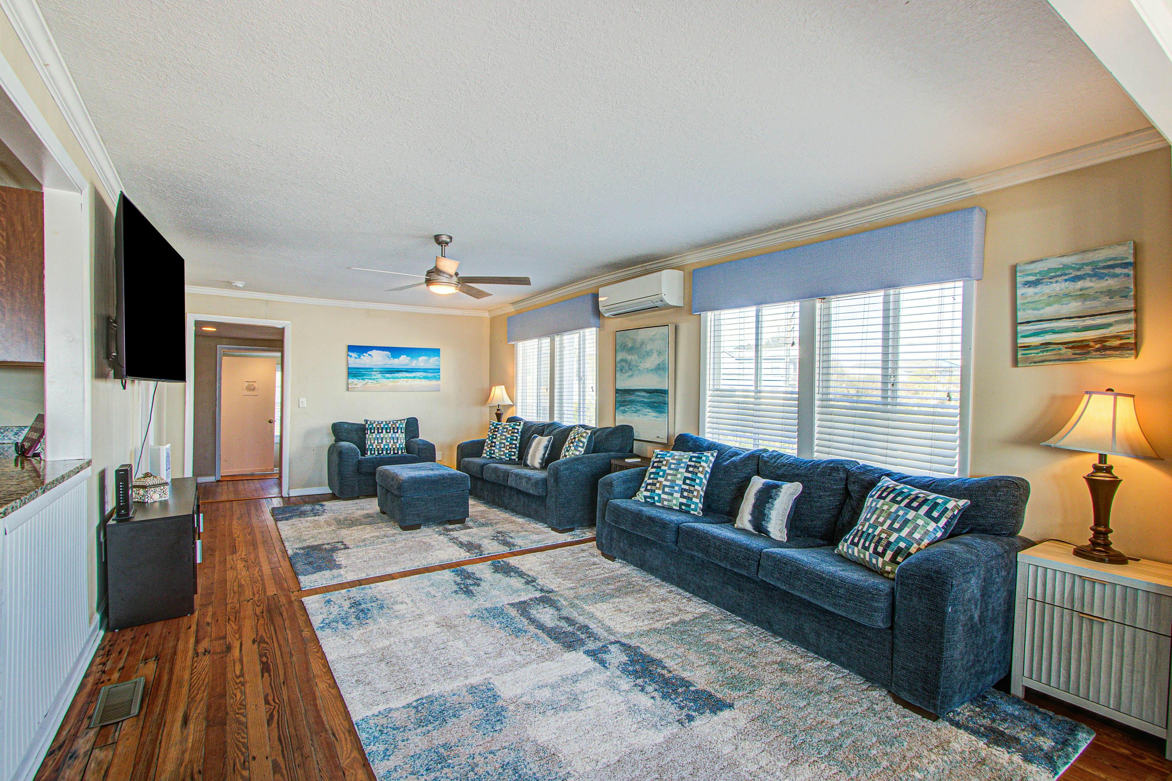 Recently updatedDog-friendly oceanfront home, lots of deck space & game room