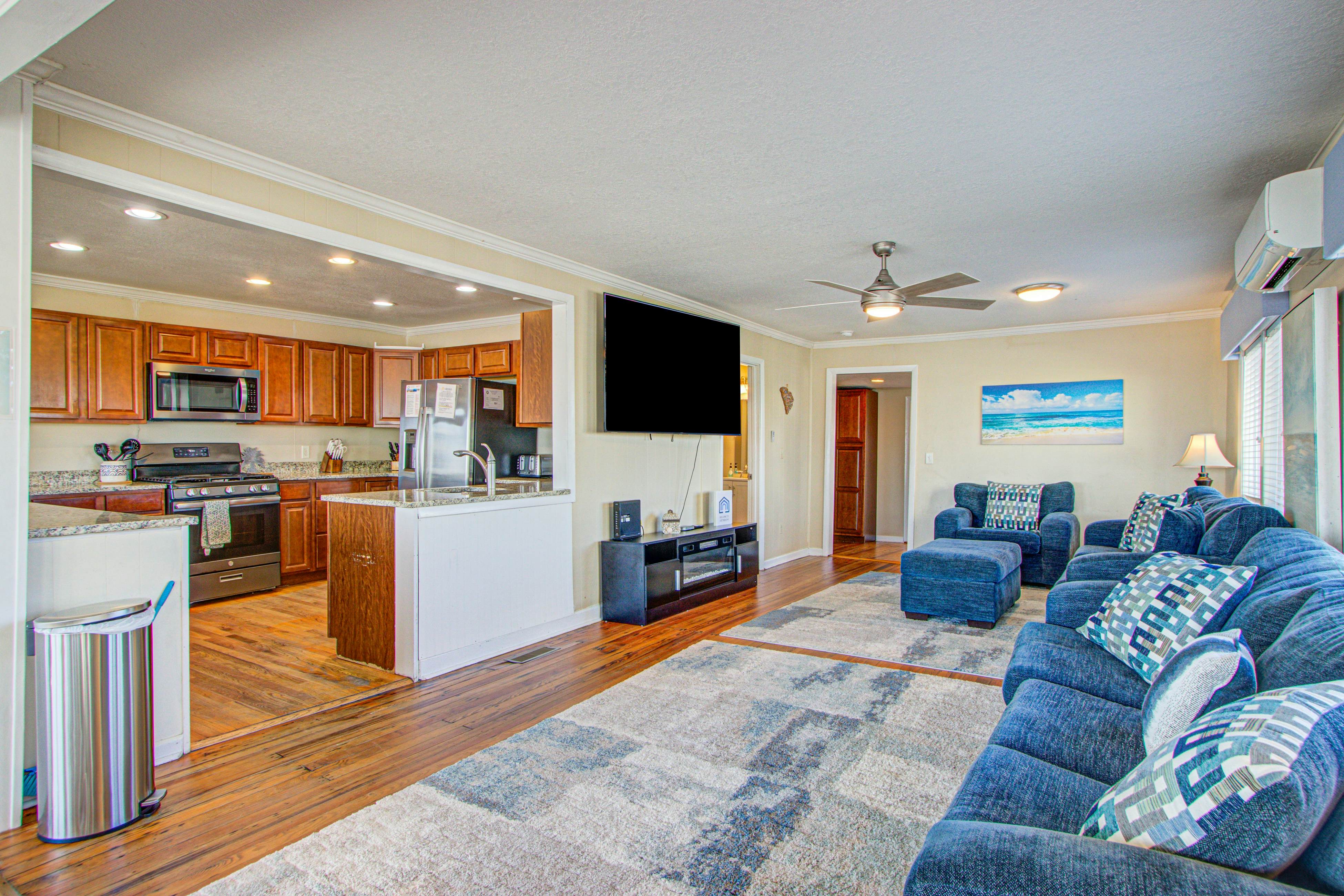 Recently updatedDog-friendly oceanfront home, lots of deck space & game room