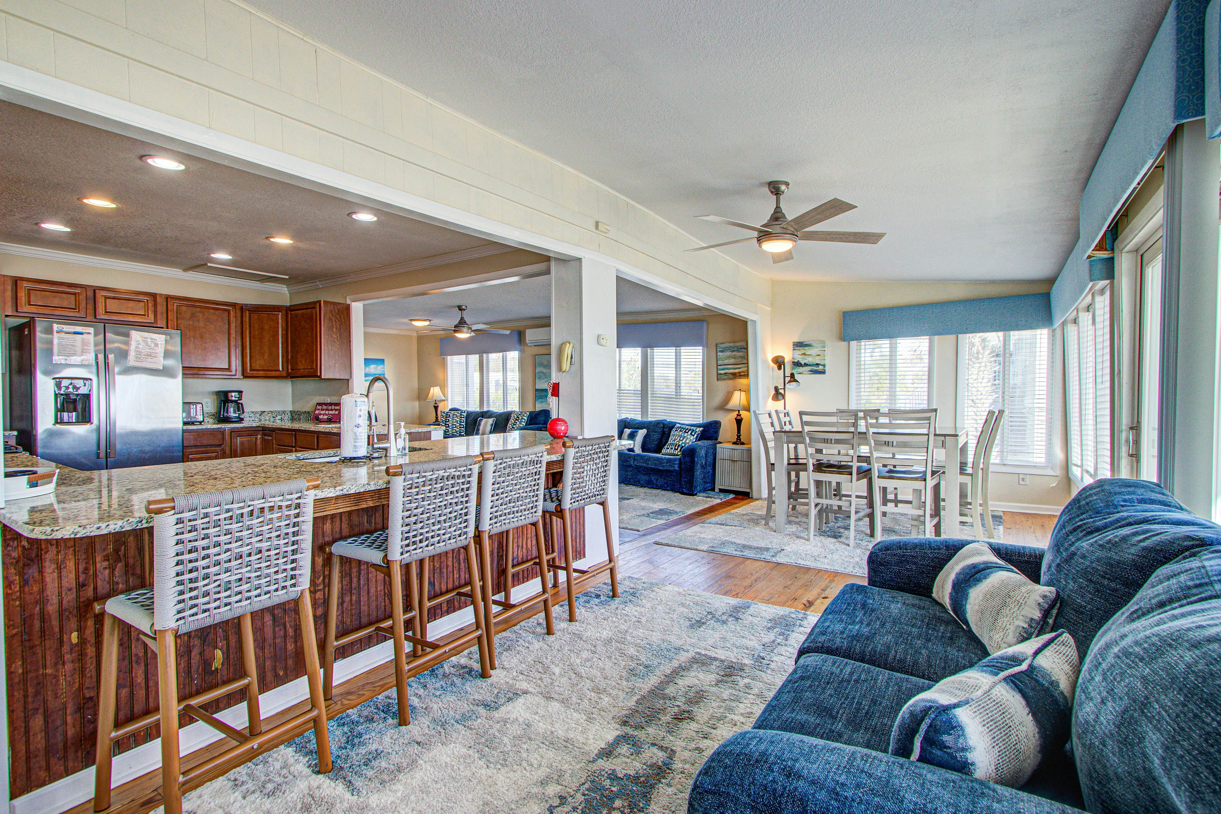 Recently updatedDog-friendly oceanfront home, lots of deck space & game room