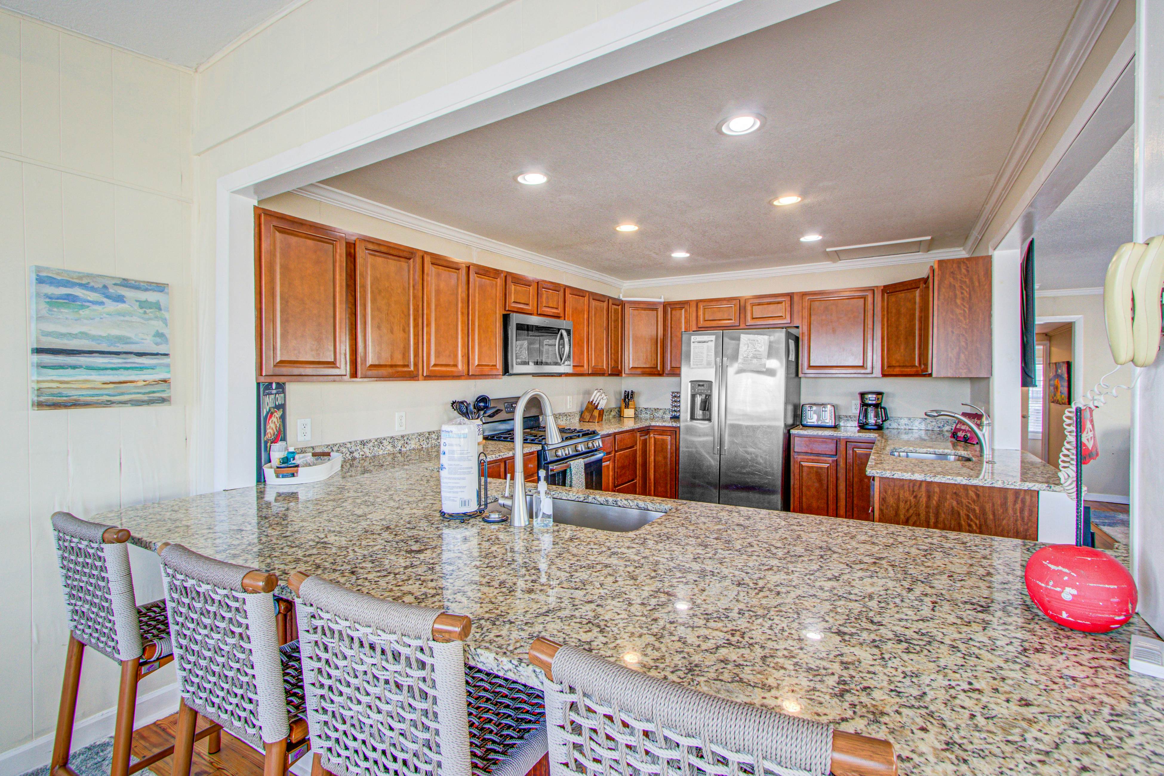 Recently updatedDog-friendly oceanfront home, lots of deck space & game room