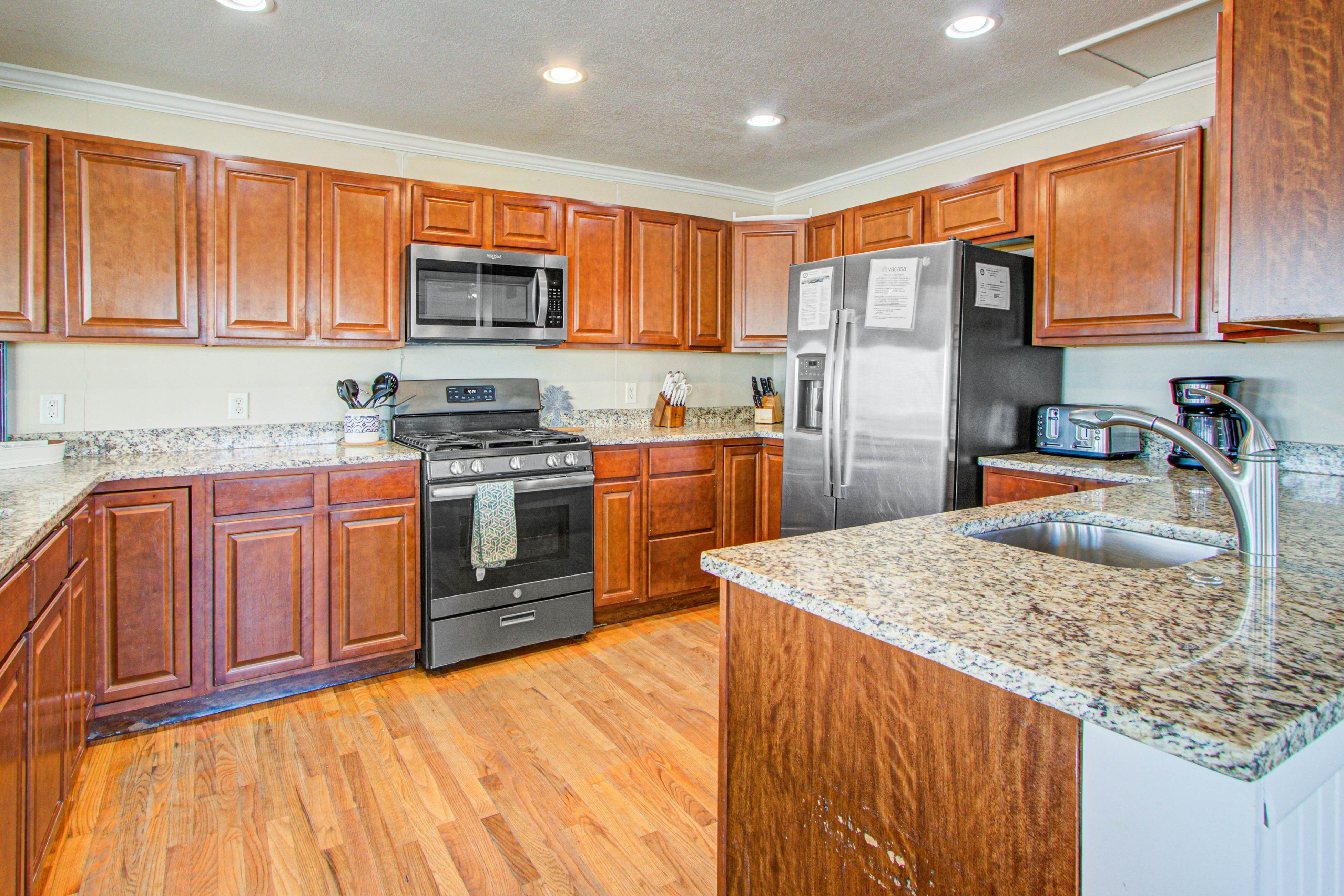 Recently updatedDog-friendly oceanfront home, lots of deck space & game room