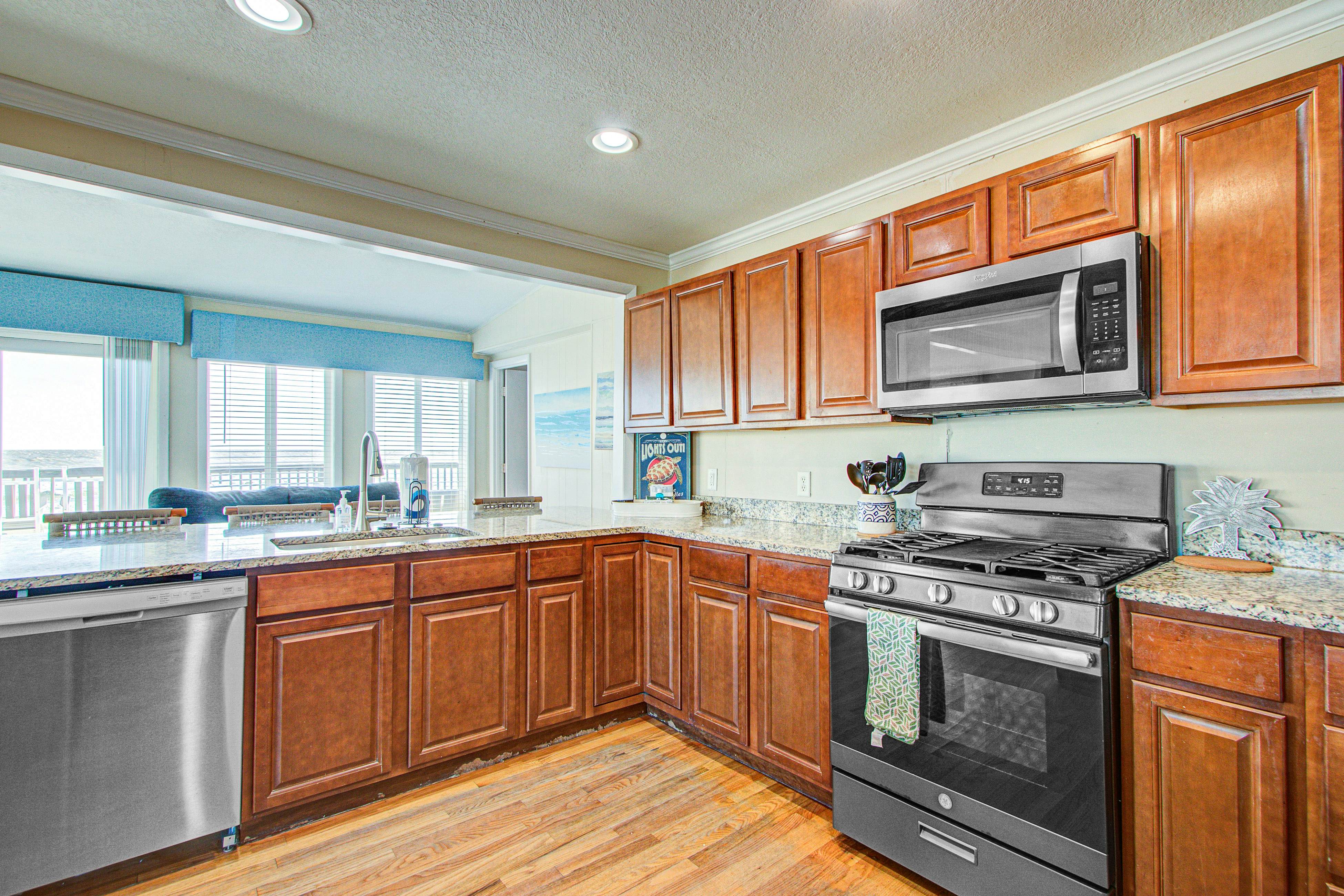 Recently updatedDog-friendly oceanfront home, lots of deck space & game room