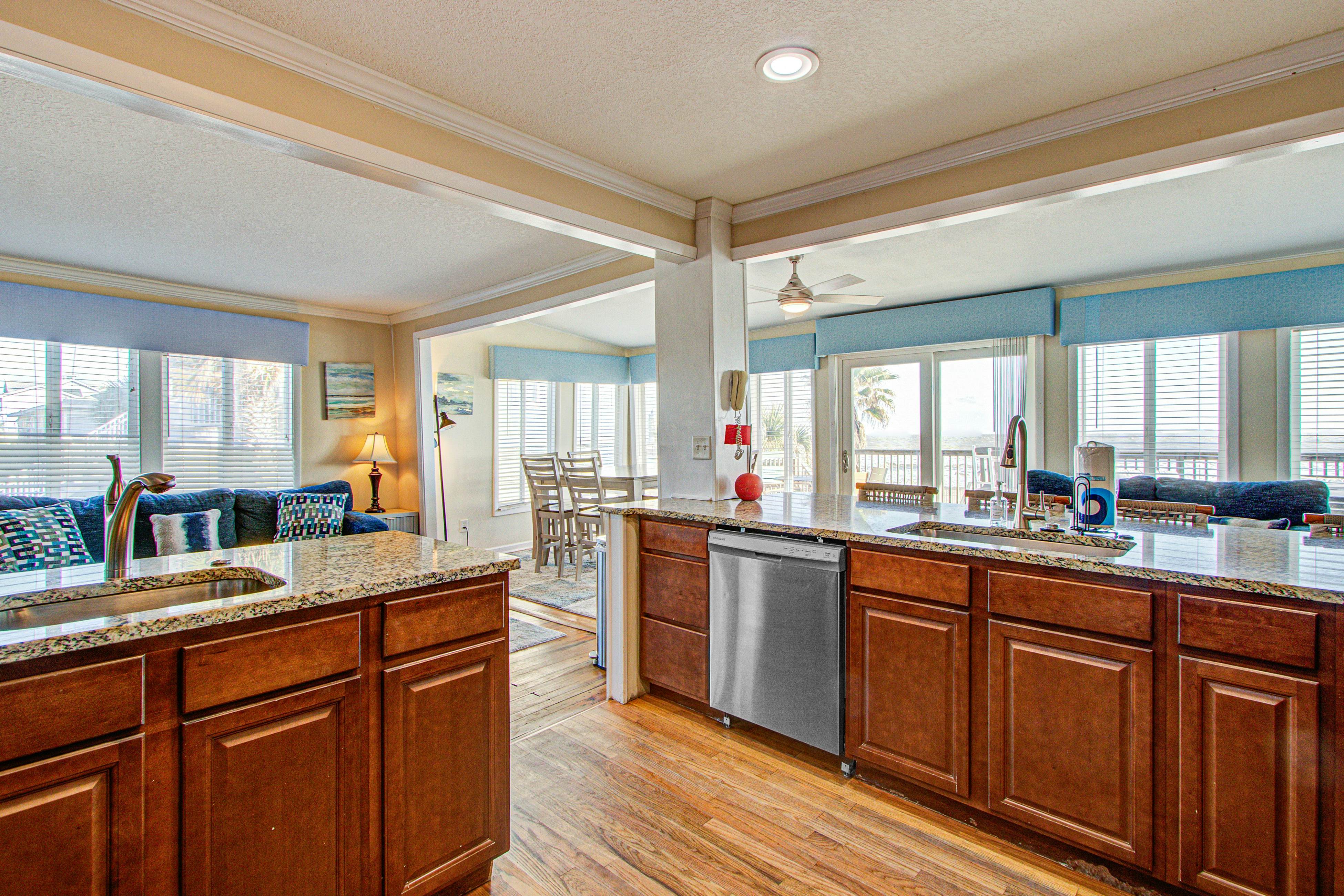 Recently updatedDog-friendly oceanfront home, lots of deck space & game room