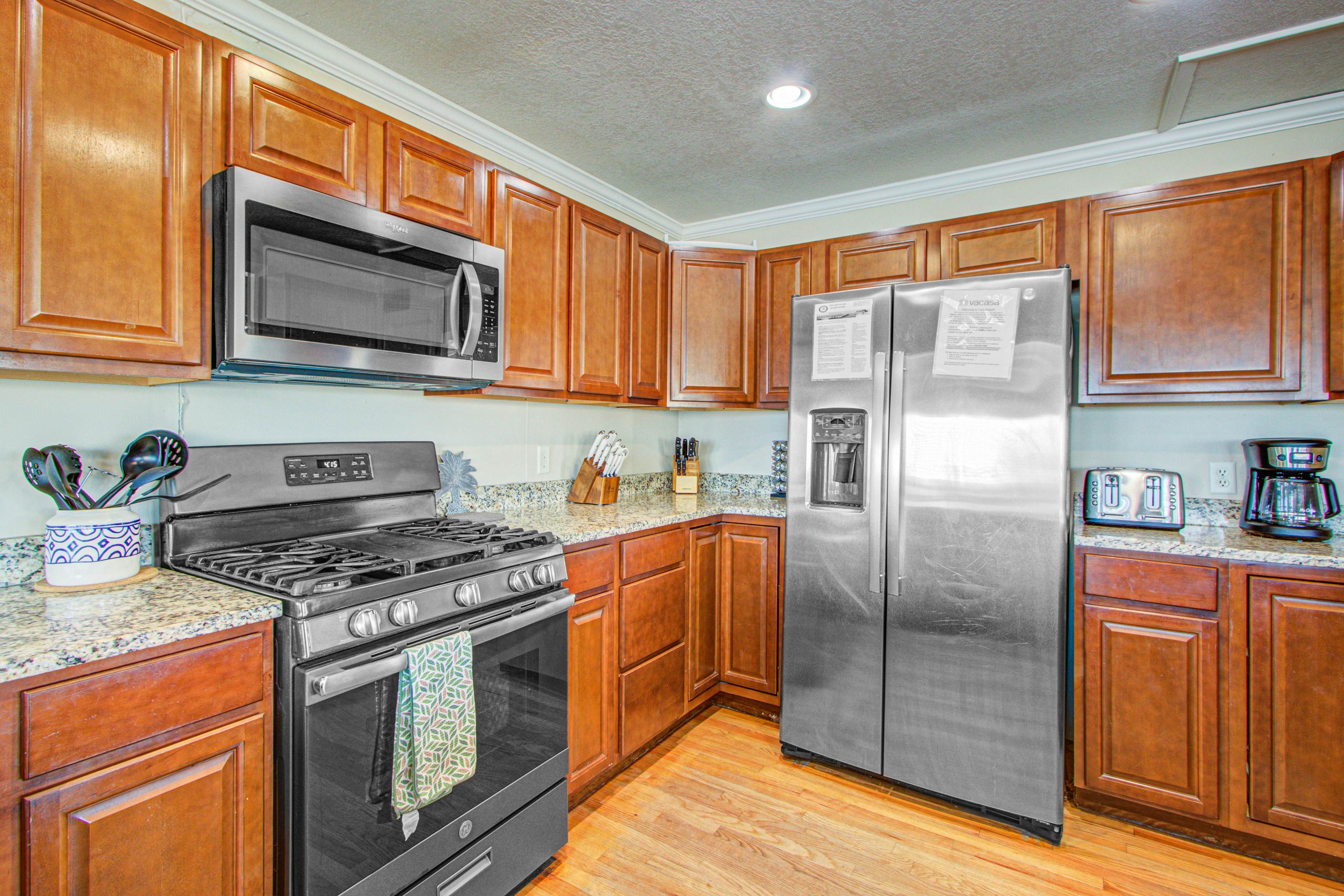 Recently updatedDog-friendly oceanfront home, lots of deck space & game room