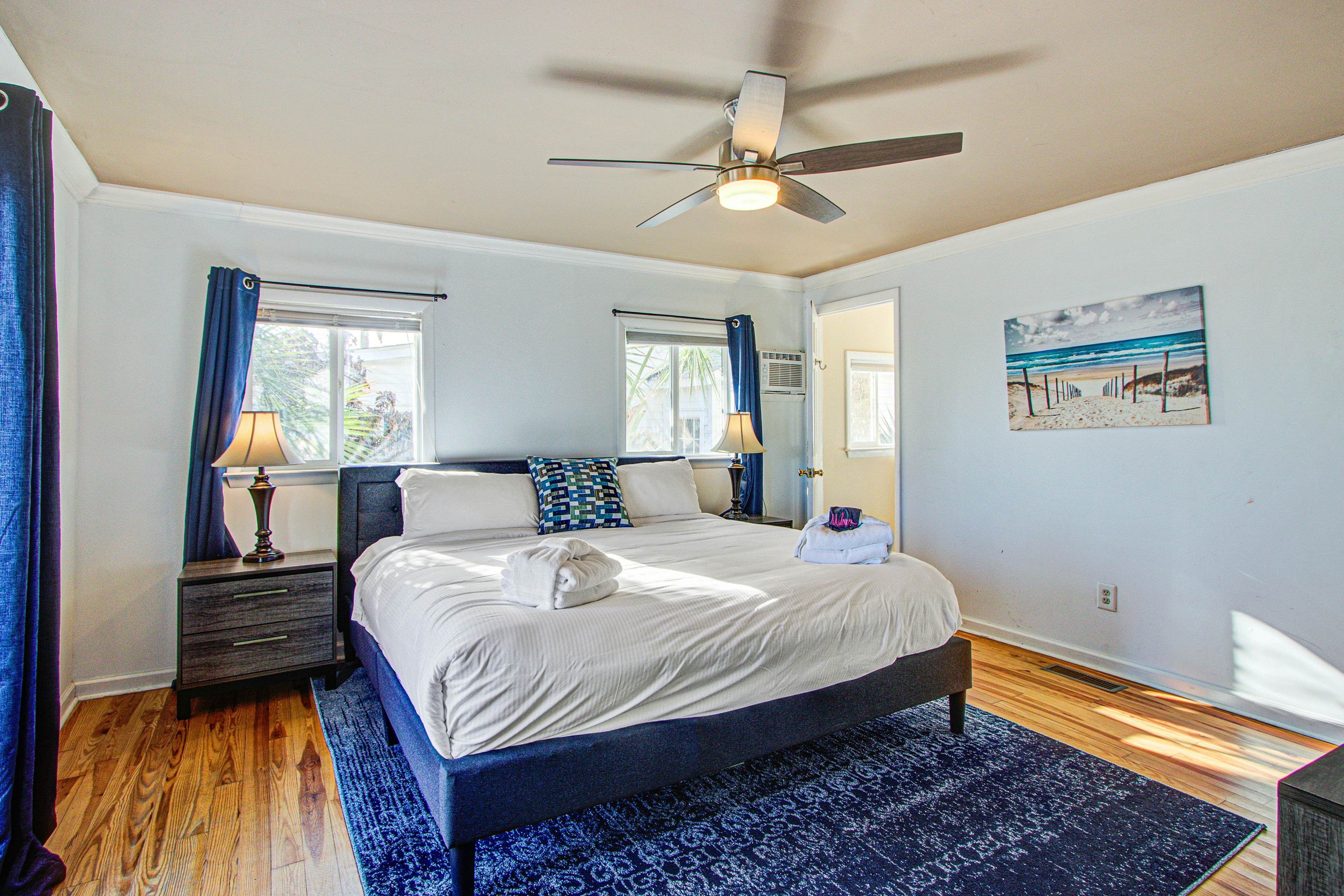 Recently updatedDog-friendly oceanfront home, lots of deck space & game room