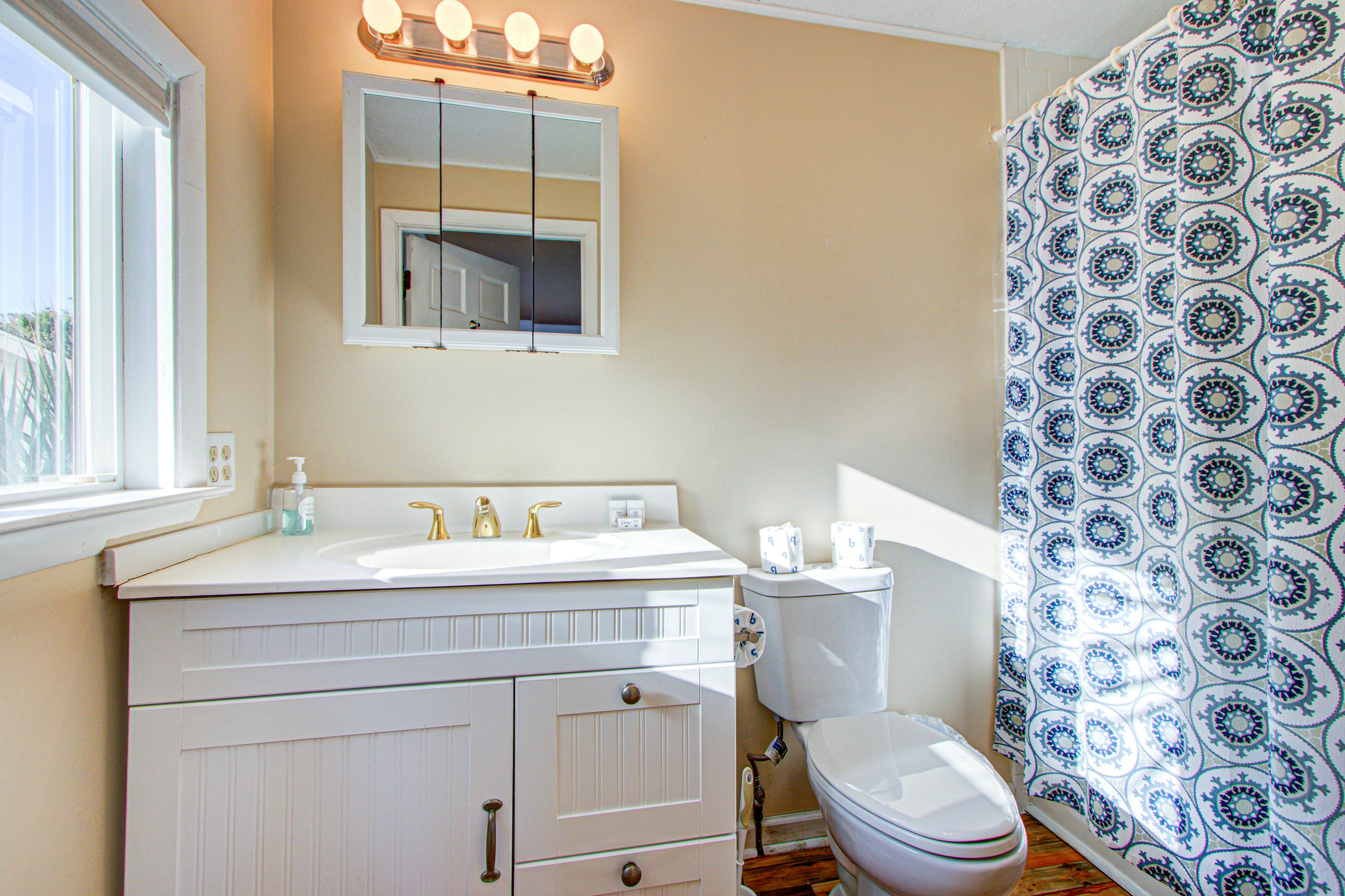 Recently updatedDog-friendly oceanfront home, lots of deck space & game room