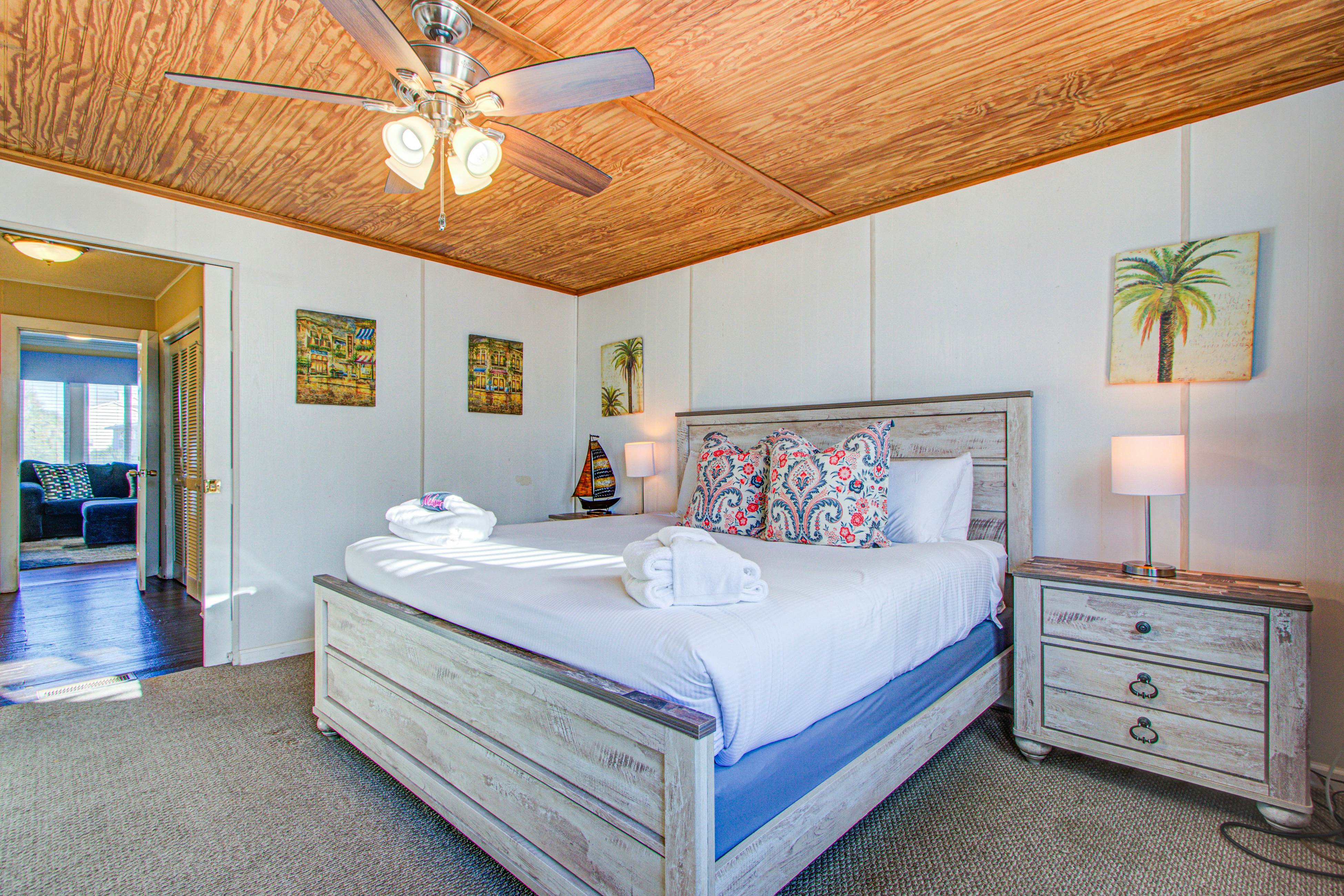 Recently updatedDog-friendly oceanfront home, lots of deck space & game room