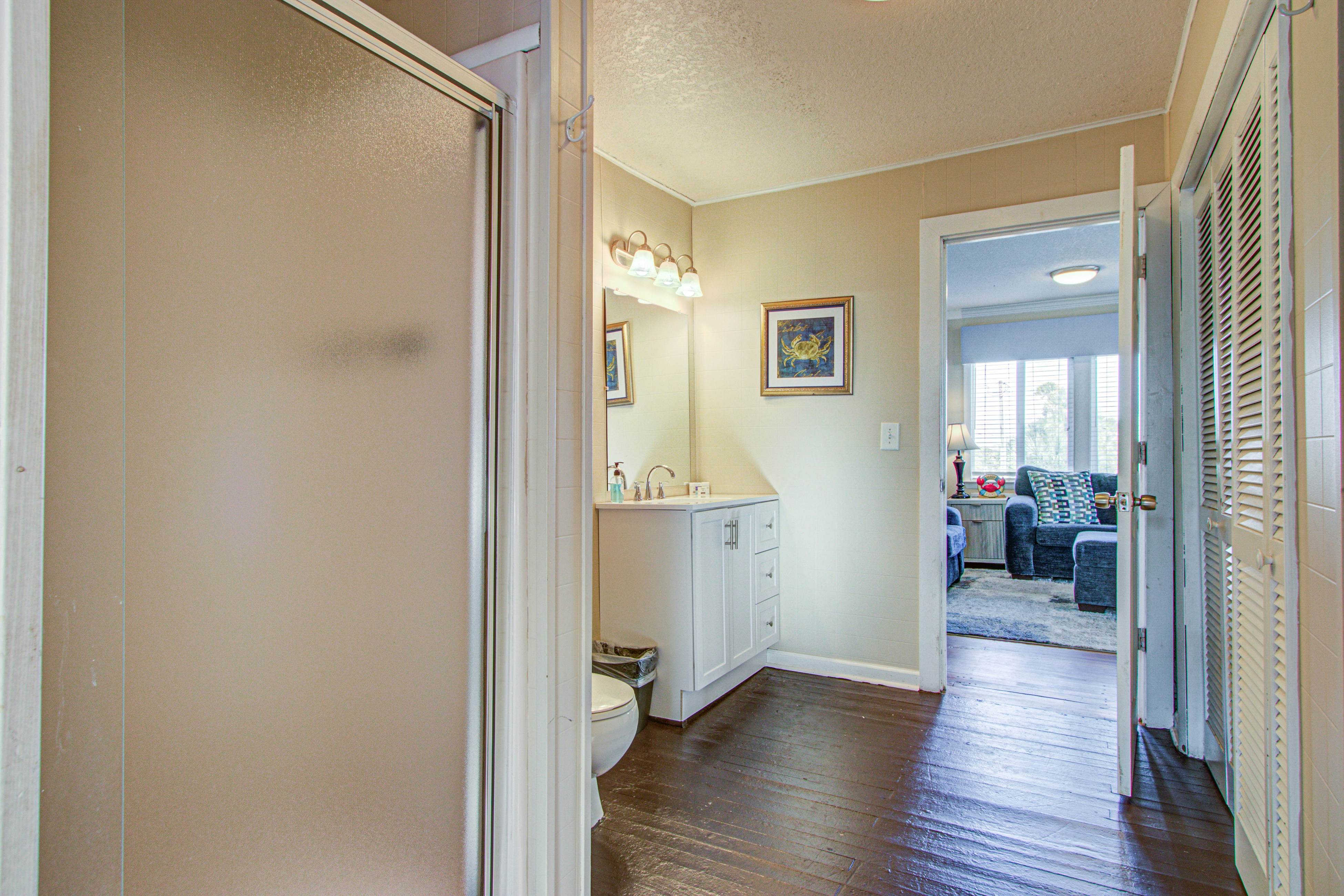 Recently updatedDog-friendly oceanfront home, lots of deck space & game room