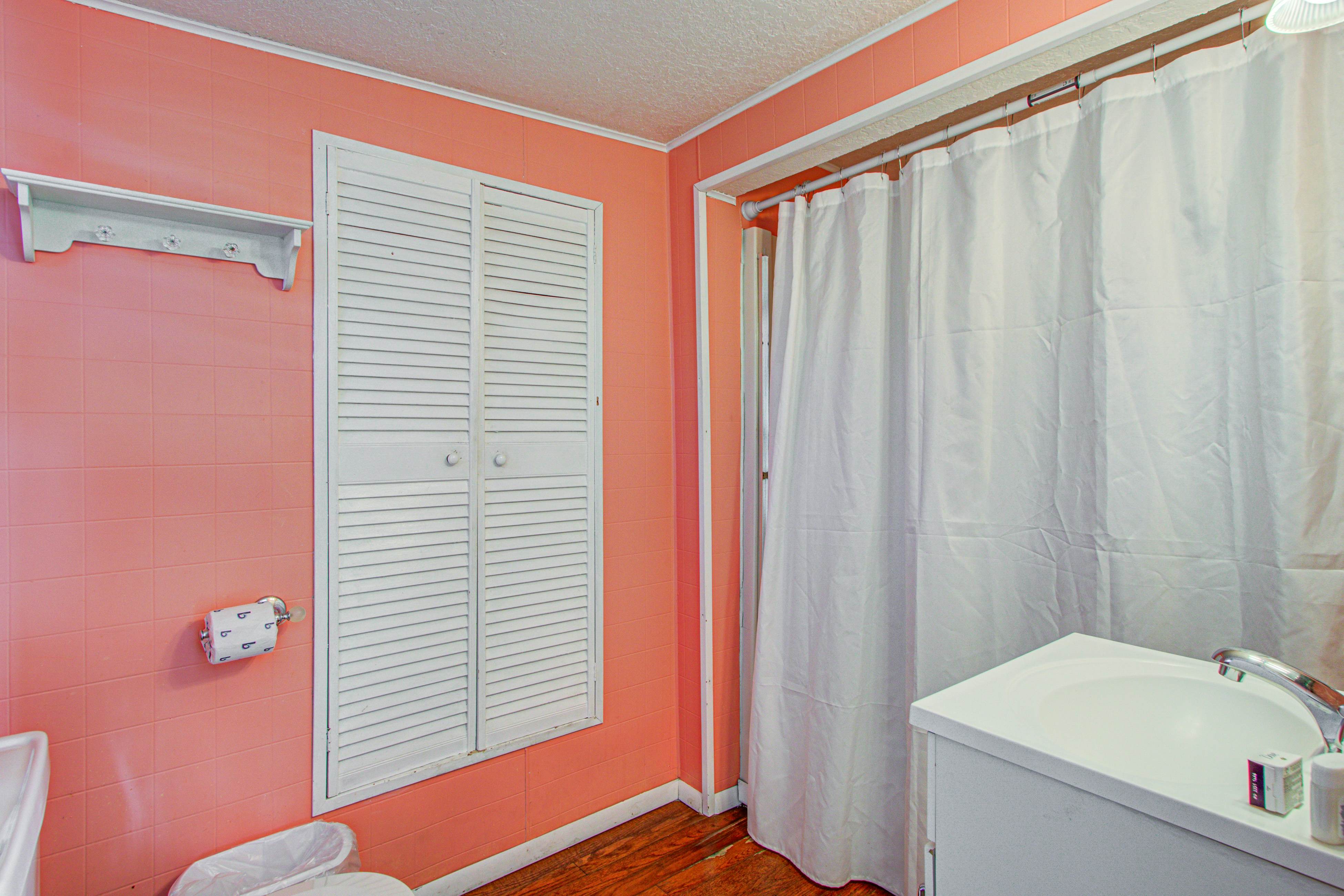 Recently updatedDog-friendly oceanfront home, lots of deck space & game room