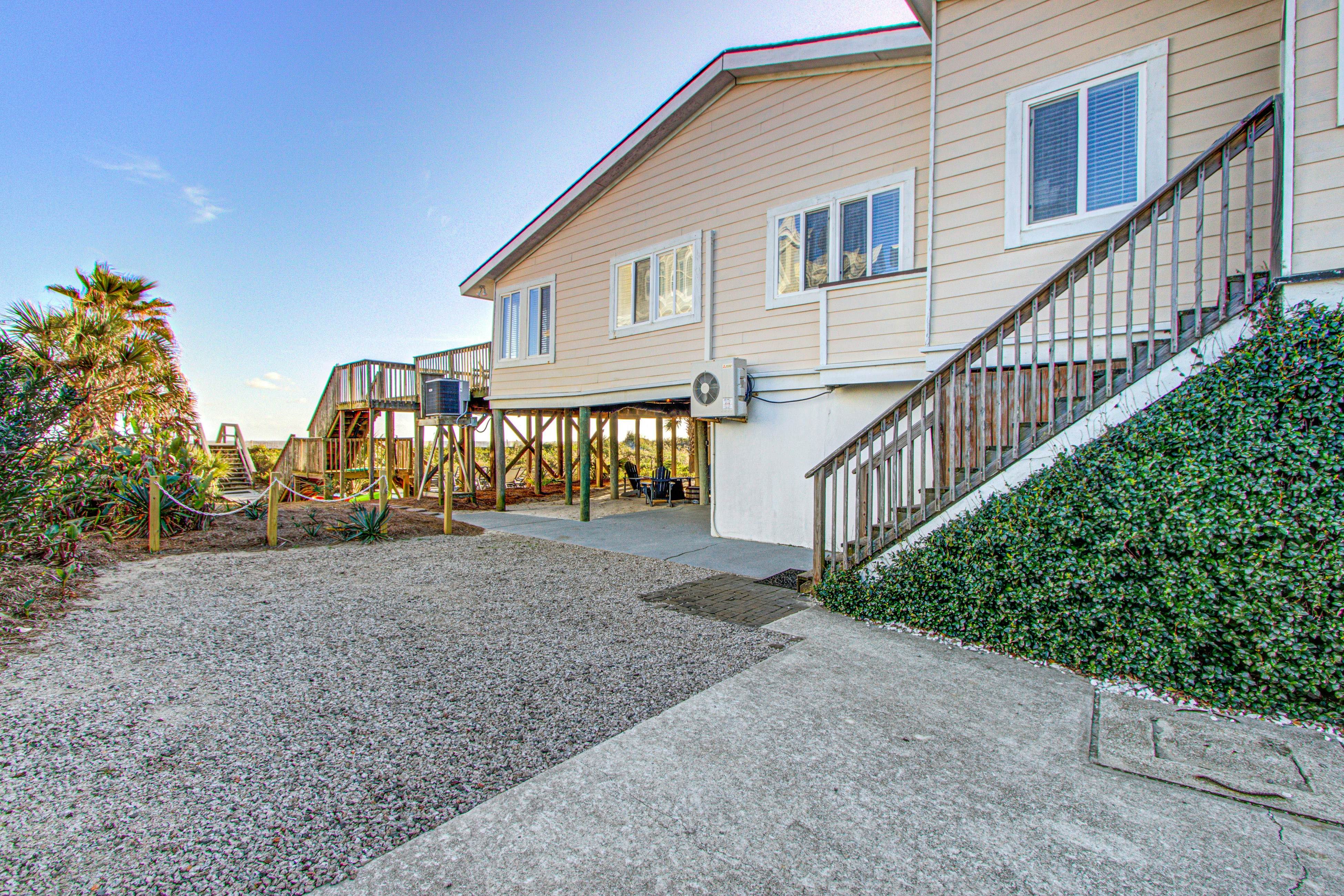Recently updatedDog-friendly oceanfront home, lots of deck space & game room