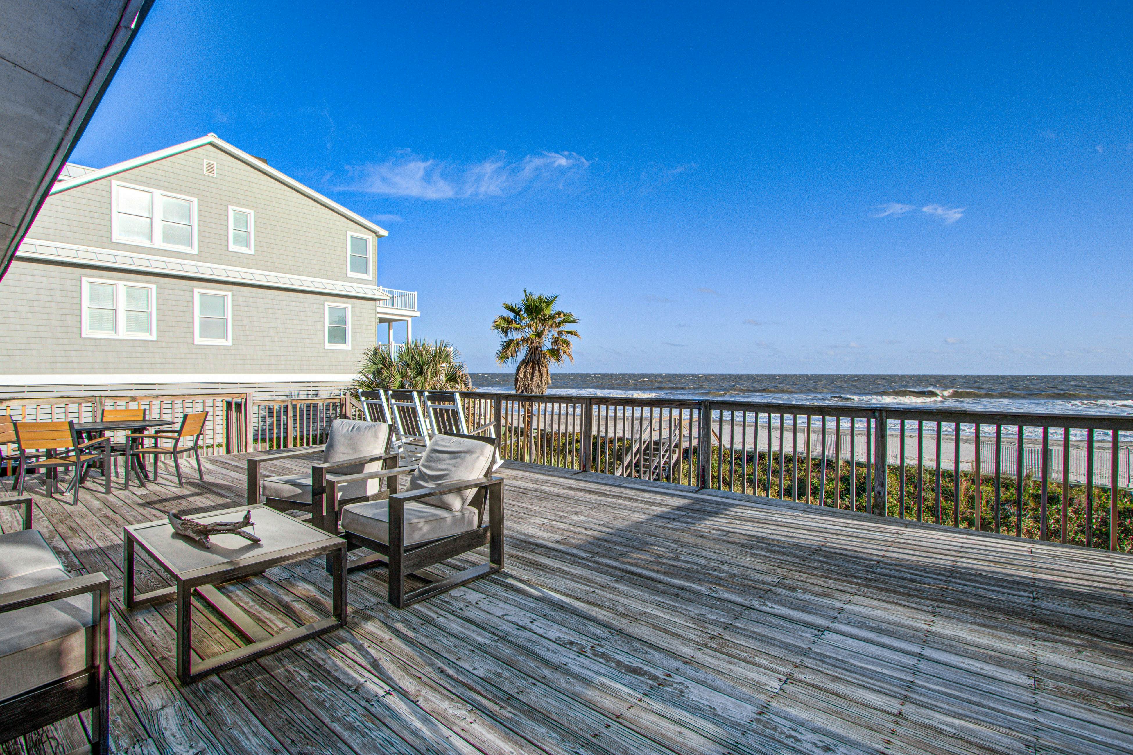 Recently updatedDog-friendly oceanfront home, lots of deck space & game room