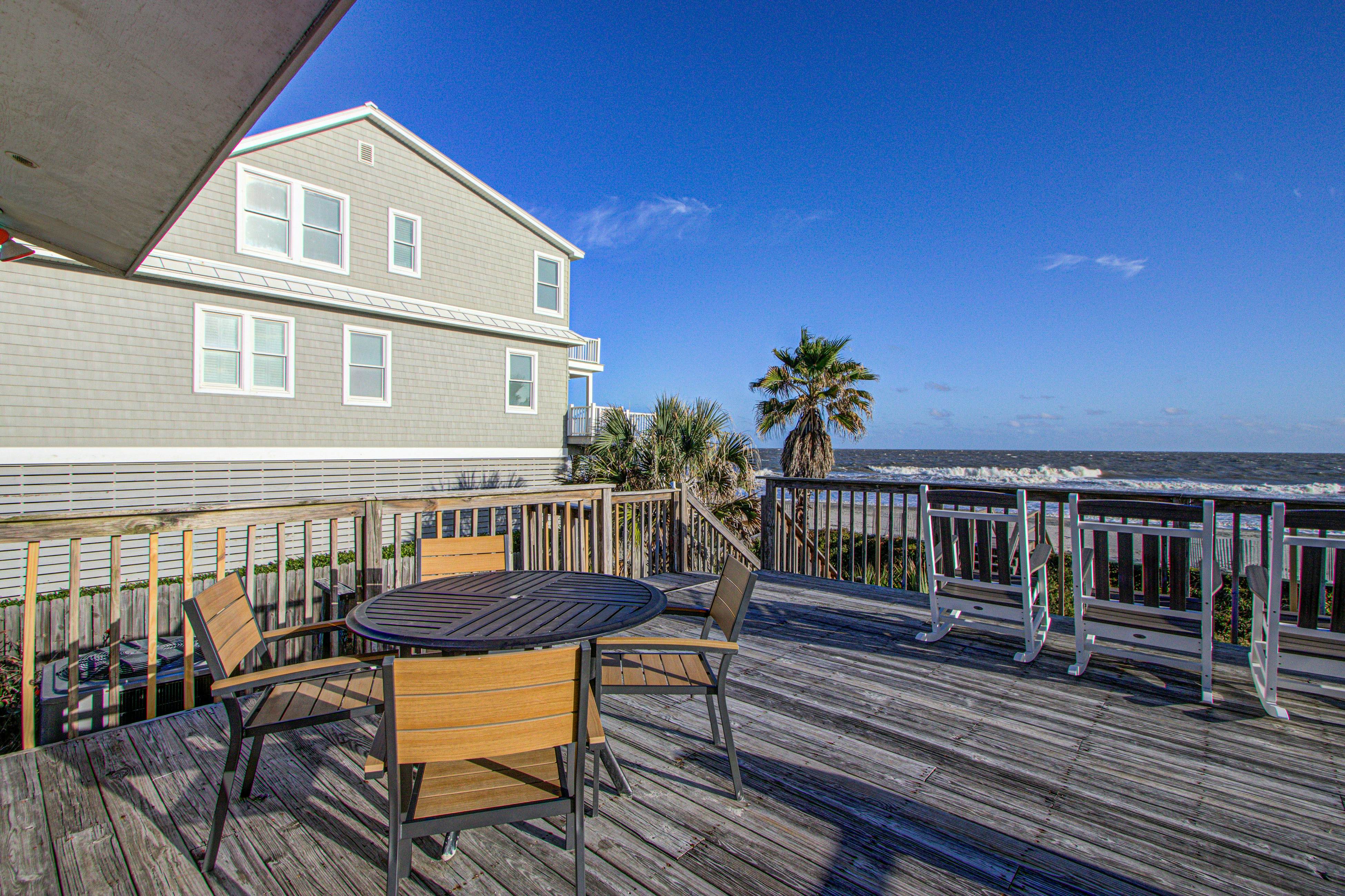 Recently updatedDog-friendly oceanfront home, lots of deck space & game room