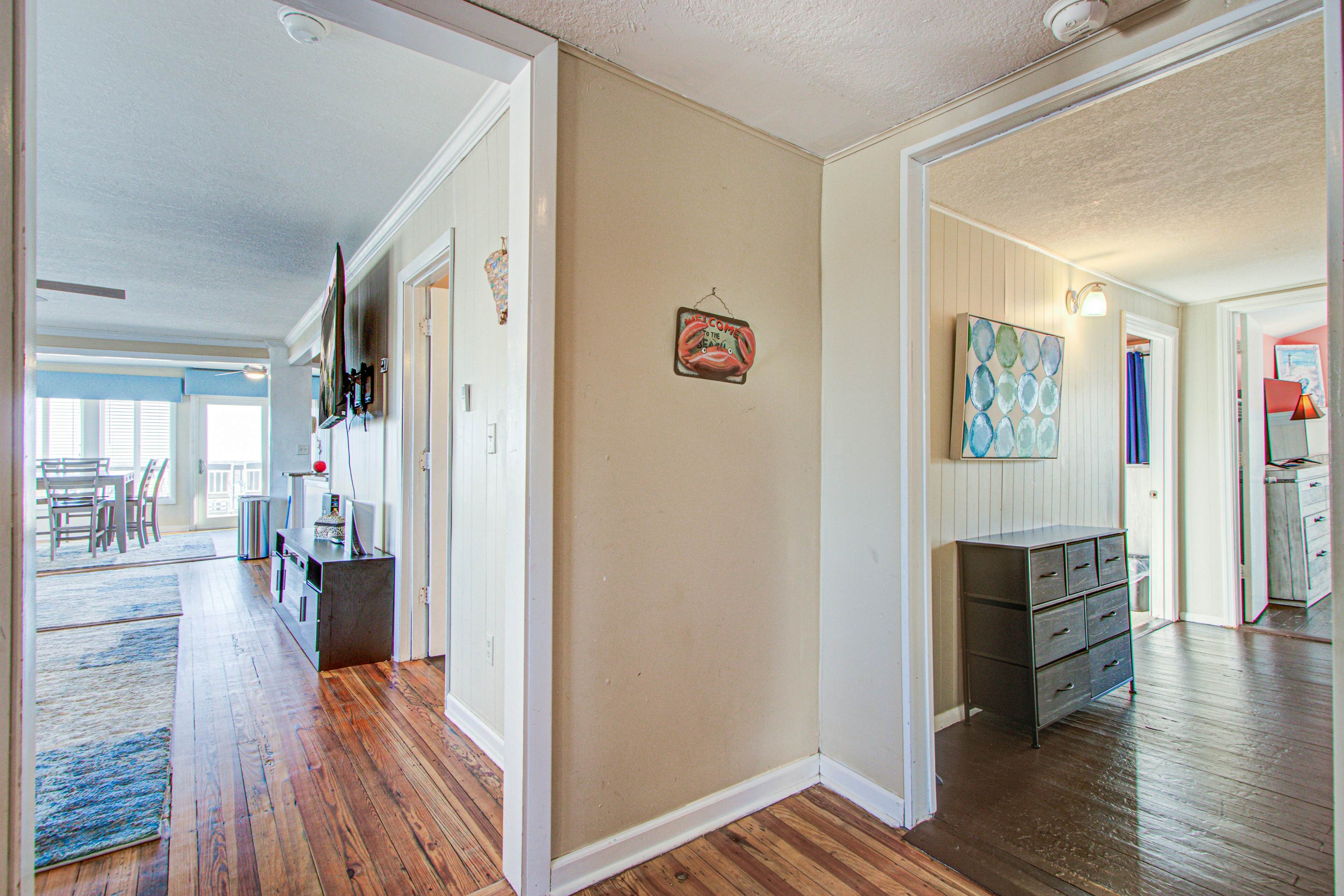 Recently updatedDog-friendly oceanfront home, lots of deck space & game room