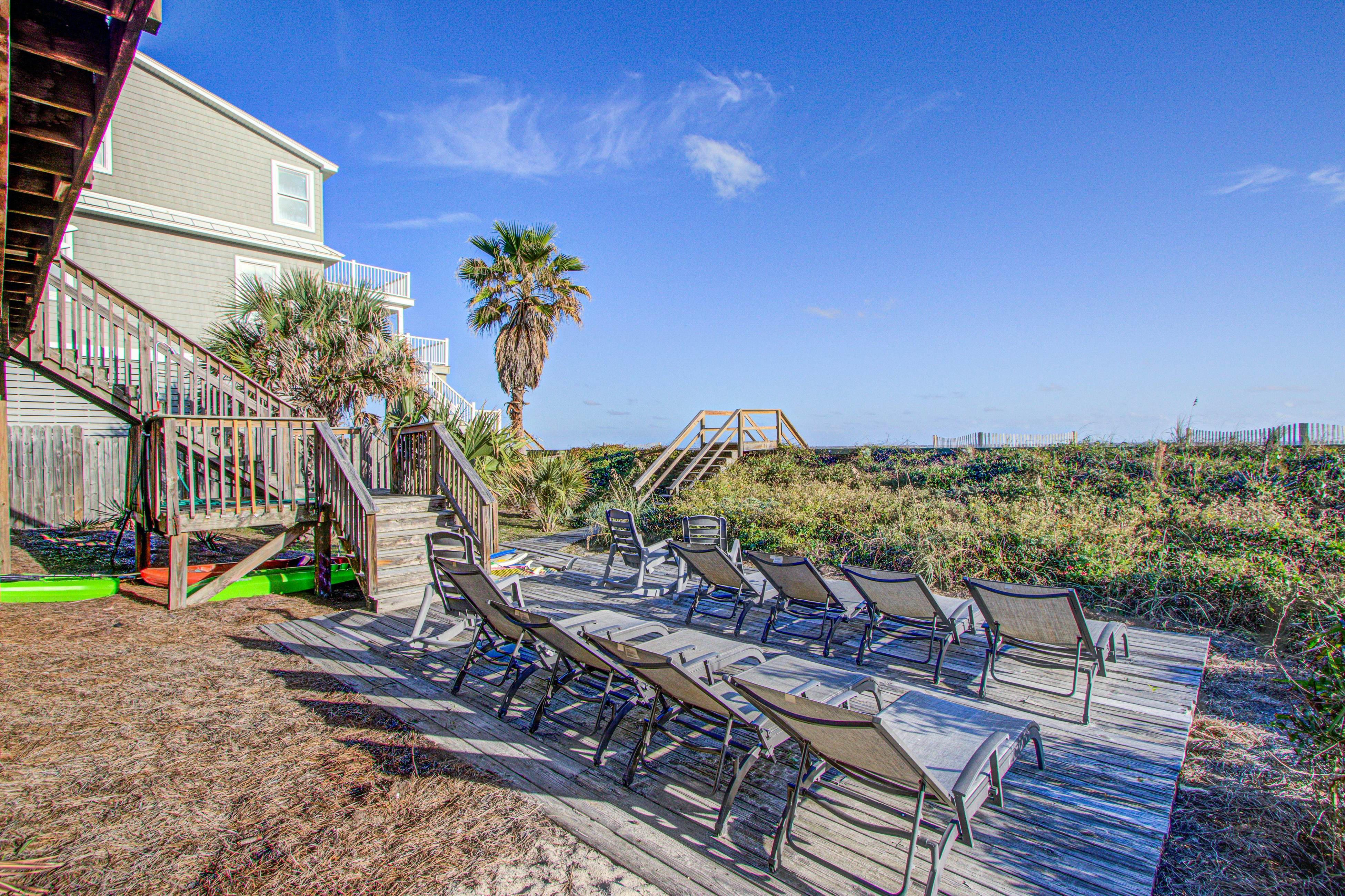 Recently updatedDog-friendly oceanfront home, lots of deck space & game room