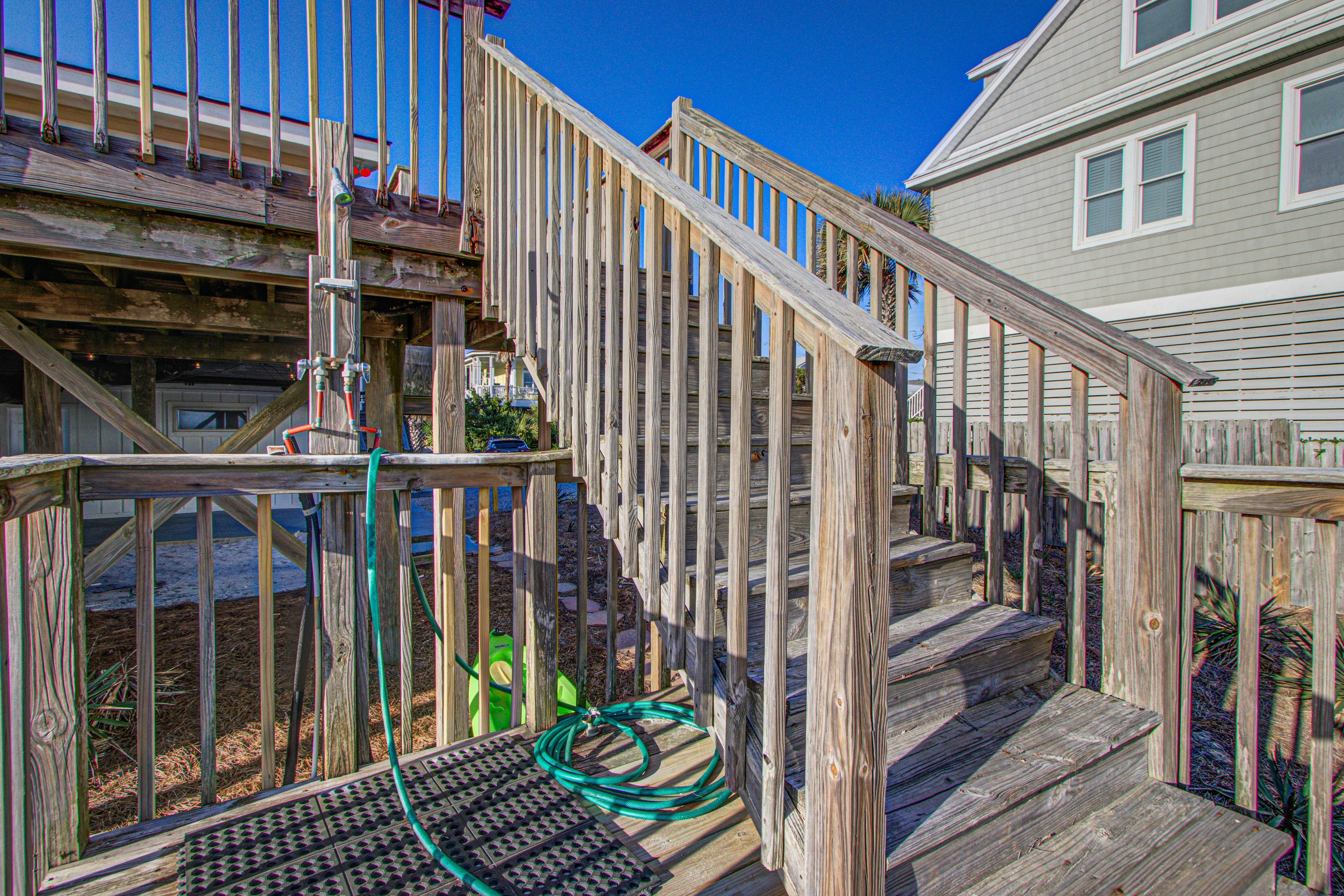 Recently updatedDog-friendly oceanfront home, lots of deck space & game room