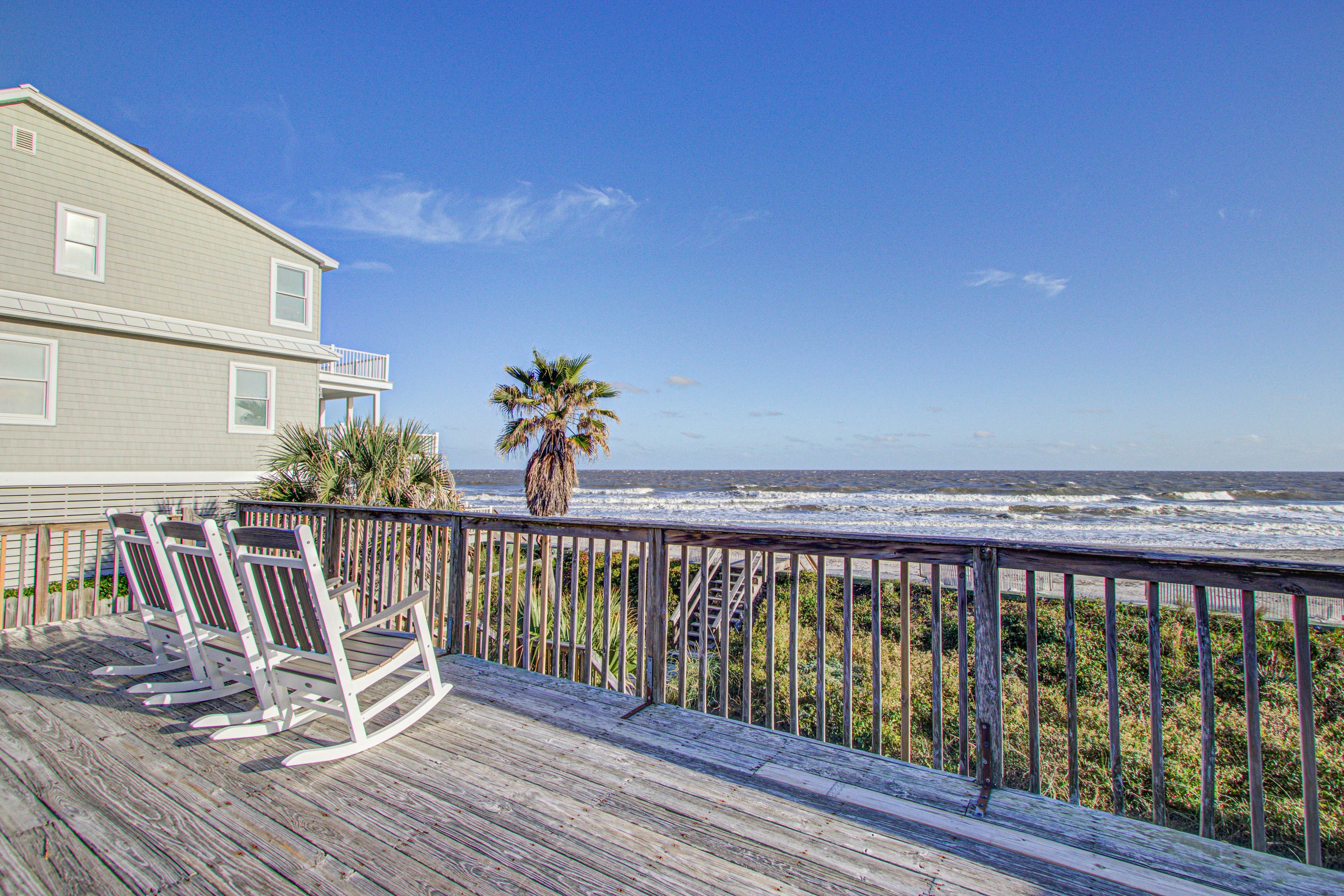 Recently updatedDog-friendly oceanfront home, lots of deck space & game room