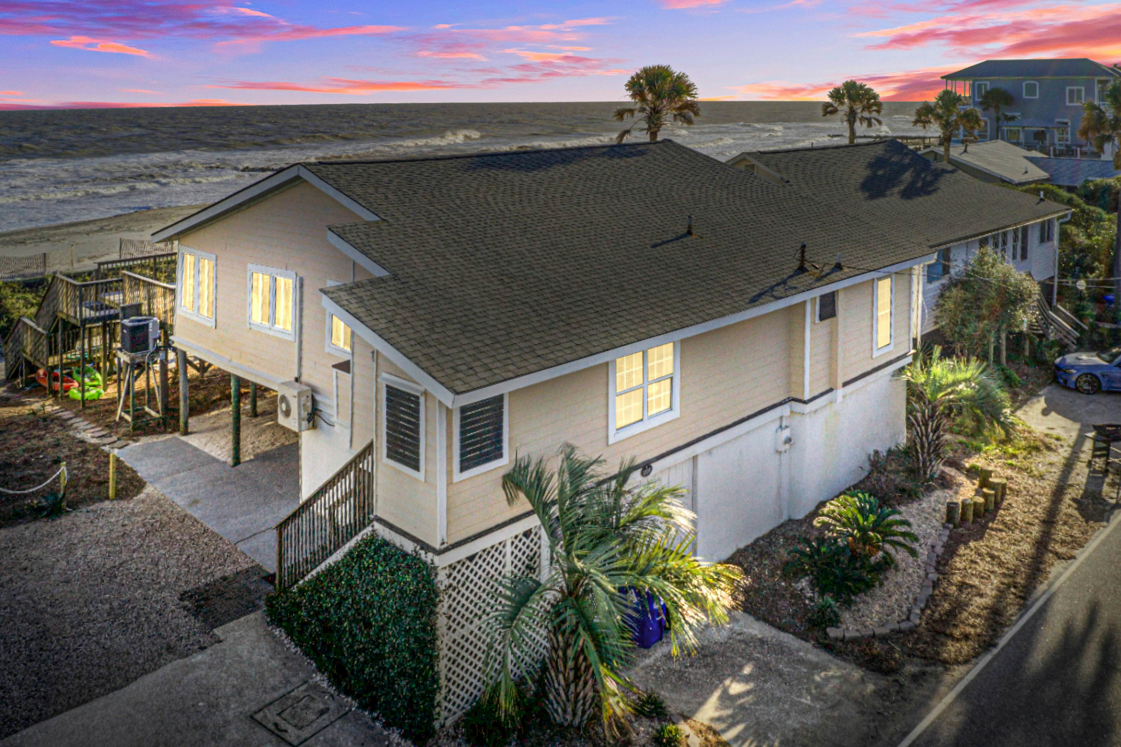 Recently updatedDog-friendly oceanfront home, lots of deck space & game room