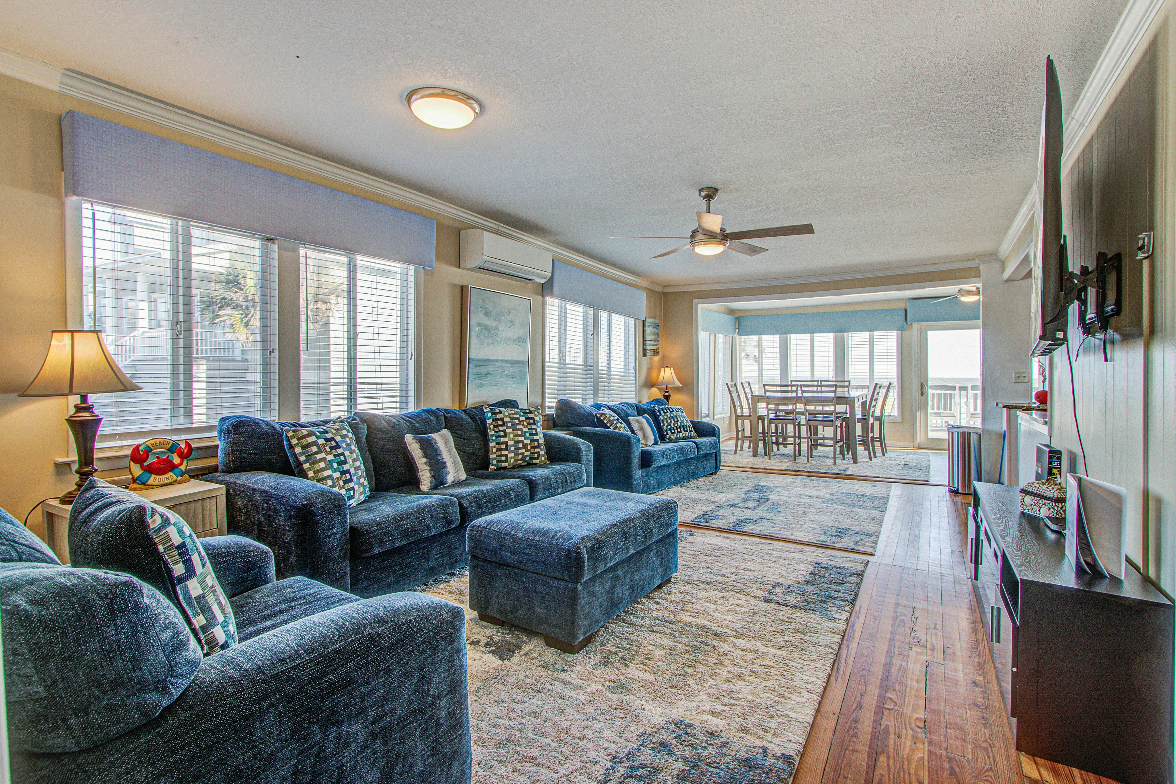 Recently updatedDog-friendly oceanfront home, lots of deck space & game room