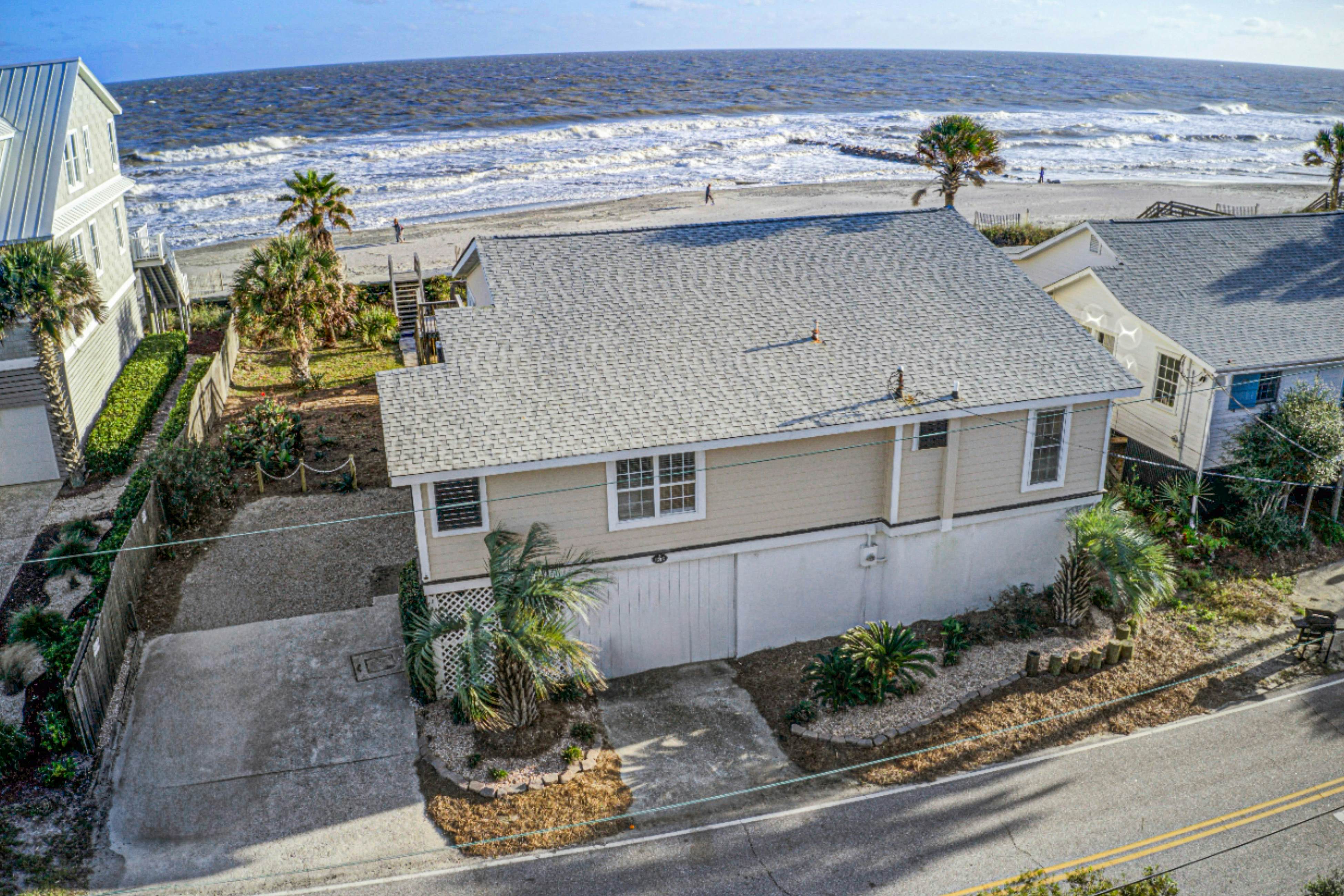 Recently updatedDog-friendly oceanfront home, lots of deck space & game room